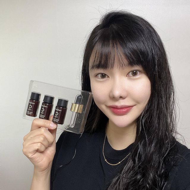 ＳＯＮＪＵＨＥＥ✨ on Instagram: "#협찬제품 ▫️딥 비타C앰플 2.0▫️ 판매시작일부터 22년 6월까지 100만병 판매! 메디큐브 베스트셀러 ✨딥 비타C앰플✨의 업그레이드2.0 버전✌🏻 벌써 32살