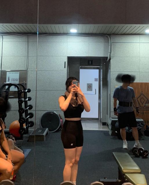 볼아운동일기 on Instagram: "#광고 좋은 기회로 접하게 된 근육맨 닷컴의 제트글루타민 프로🔥🖤

이미 헬짱의 세계에선 근육 회복 세계 필수템이라면서요??!!🙊🙊(헬짱친구 피셜)
헬린이지만,,필수템 못차마,,
숙제의 핫체 조지고 세알씩 먹어줬습니당 ☺️ 💊💊💊🚰

최근 몸이 안좋아 강제 오운쉼(+살크업ㅜ)이었는데, 간만에 아기 기린 걸음마 체험해서 오히려,,좋아,, 보충제도 먹었겠다 다시 근성장 레쓰고💪🏻💪🏻🔥🔥🔥
•
23.02.13
#오운완 
#하체운동
#스쿼트 #v스쿼트 #스쿼트머신 #스티프데드리프트 #헬린이
#운동하는직장인 #운동하는여자 
•
@xexymix 
@nike
@vans 
@kun6man_com 
•

#근육맨닷컴#제트리션#헬스보충제#아미노산#아미노산보충제#글루타민#글루타민추천#glutamine#근손실#근손실방지#근회복"