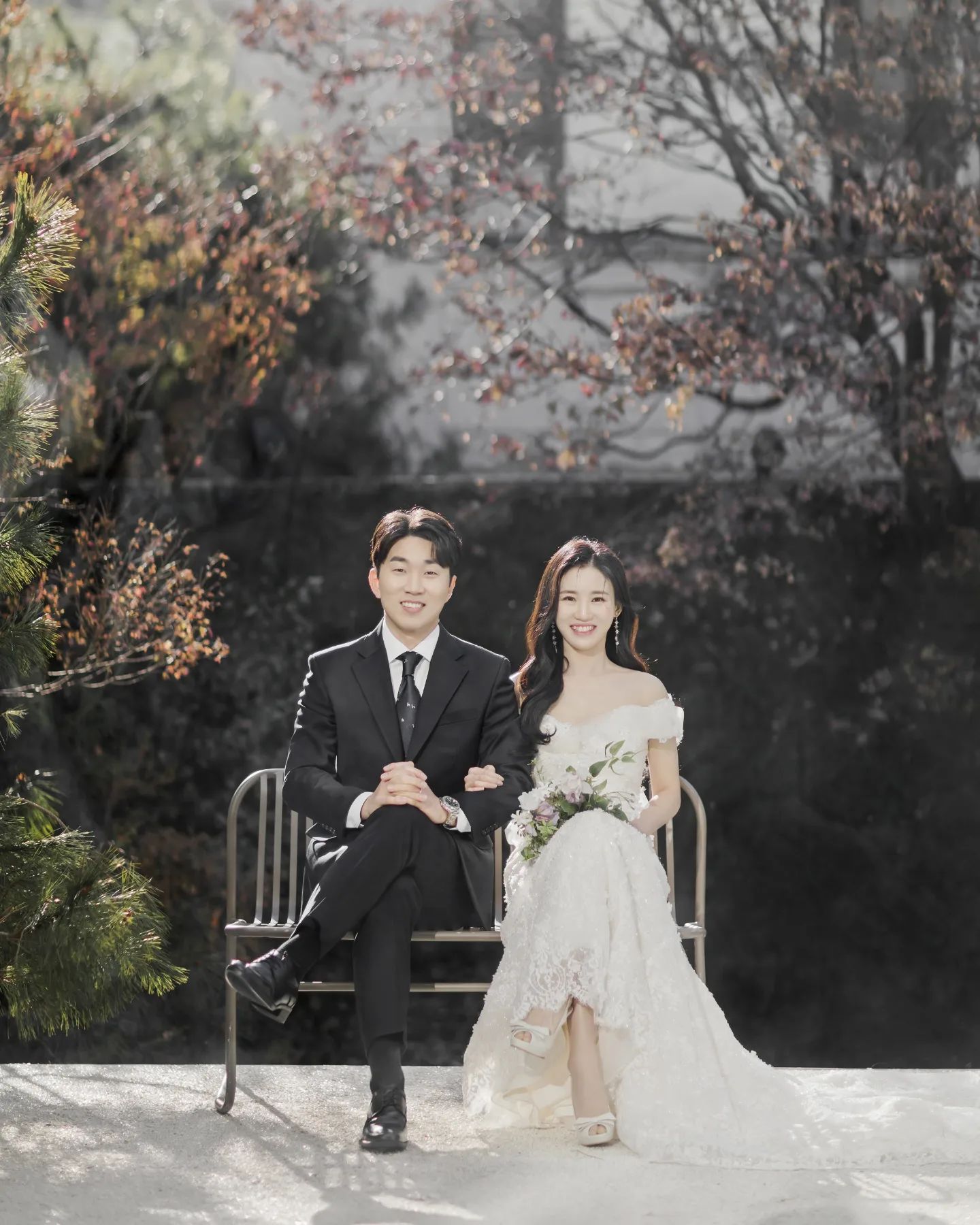 전소윤♡윤상우 결혼합니다👰🏻‍♀️❤🤵🏻‍♂️
2023년 03월 19일 
일요일 12시 30분
더뉴 컨벤션 웨딩홀 1층 르노브홀

부끄럽지만 결혼합니다🥰

청첩장 받을 때는 아무 생각이 없었는데
막상 전하는 입장이 되니 조심스러운 것도 많고,
저희의 의도와 달리 부담이 될까 걱정스러운 마음에 선뜻 연락을 못드린 분들도 많습니다:)

저희의 조심스러운 마음을 너그럽게 이해해주시고
혹여나 연락주신다면 기쁜 마음과 감사함을 담아 소식을 전하겠습니다.

좋은날 귀한 시간내어 저희의 앞날을 축복해주신다면 감사한 마음 잊지 않고 간직하며 행복하게 살겠습니다♡
감사합니다😆
