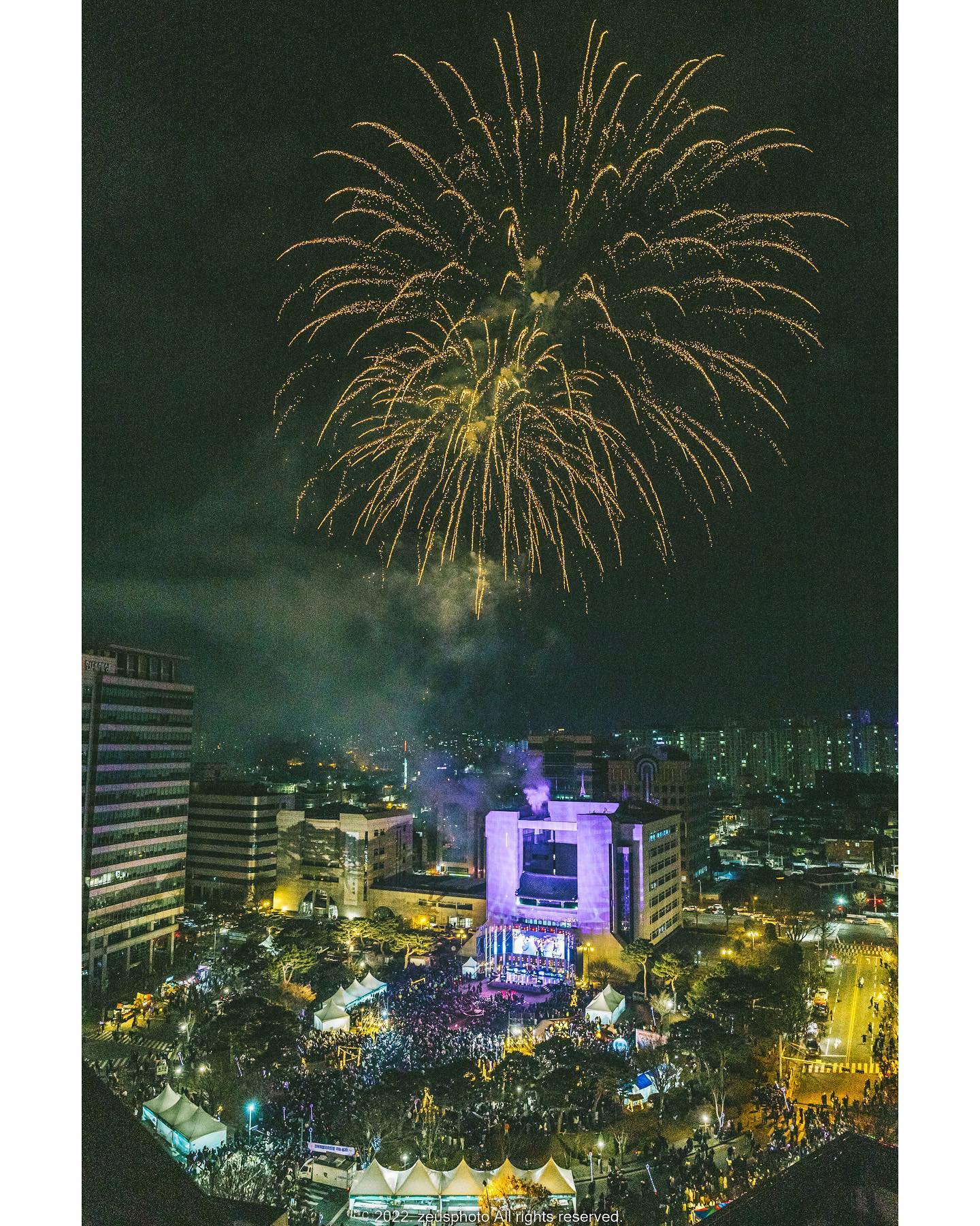 .
난 내가 2023년 새해를 전주에서 맞이할줄은 꿈에도 몰랐지.
한달넘게 지났지만 2023년 잘부탁해요.

#사진맛집제우스
#사진은역시제우스

#zeus #zeusphoto #제우스 #제우스포토
#photography #zeusphotography 
#전라북도 #새해 #폭죽 #새해폭죽 
#전주 #전주시청 #2023새해 #제우스포토만세