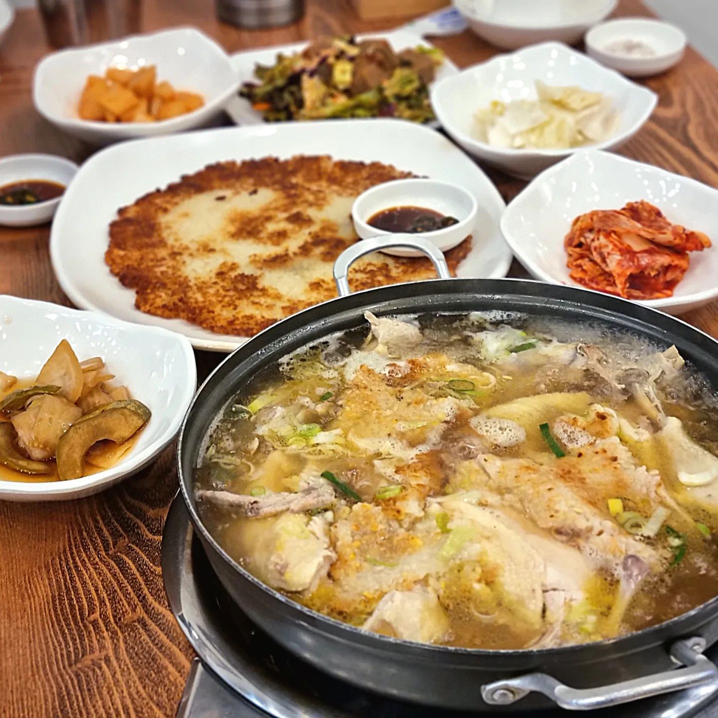 #협찬
🤟 

🔸️초원의집 1977 [백숙]
🔸️경기 성남시 수정구 수정로 460 

오늘 리뷰는 "초원의집 1977"입니다😃 

초원의집 1977은 성남시 남한산성 초입에 있어요! 
광주가 아닌 성남 남한산성인 점!😄
광주에도 동일한 이름의 초원의집이 있으니 
방문하실땐 꼭 "성남시 초원의집"이라고 해야돼요! 

초원의집1977은 45년째 운영 중으로 
누룽지백숙에 정통 그 자체죠👍
전통있는 백숙집으로 맛은 보장돼있죠😋 

오래된 가게라서 인테리어도 오래됐을 줄 알았는데
리모델링한지 얼마 안돼서 그런지 너무 깔-끔! 

인테리어가 깔끔하면 첫인상부터 너무 좋죠😍 

초원의집은 남한산성 초입 닭죽촌에 있는데 
그중에서도 제일 깔끔해보이고,전통있어 보였어요! 

메뉴는 토종닭 누룽지 백숙과 감자전! 

밑반찬과 도토리묵이 나오고 감자전이 먼저 나왔어요 

저는 밑반찬 중에 양파절임이 최고였어요!!!
보통 가게들은 양파가 안익어서 간장양파 느낌인데
초원의집은 진짜 간장에 절여진 양파! 찐맛!😍 

감자전도 비주얼부터 너무 찐이었고 
한입 먹는 순간 멈출수 없는 겉바속찰 감자전!
겉은 바삭바삭 속은 찰져서 입에 넣고 
몇번 씹으면 사라지더라구요! 결국 순삭👍 

그리고 누룽지 백숙은 토종닭답게 통으로 나왔다가
먹기좋게 부위별로 손질을 해주세요 
너무 부드러운 토종닭이라 손질 하면서
뼈와 살이 술술 분리되더라구요😍 

찐한 육수와 부드러운 살코기 조합은 못참죠😋 
끓일수록 우러나오는 닭육수가 멈출수 없는맛! 
누룽지와 육수 그리고 부드러운 살코기가
조합이 너무 잘맞아요! 찐맛찐맛!❤️ 

백숙이나 삼계탕 너무 좋아해서 자주먹는데
초원의집 가까워서 앞으로도 자주 방문할거같아요! 

이상 양도 많고 맛도 쵝오
"초원의집1977" 리뷰였습니다😍 

#남한산성맛집 #남한산성백숙 #남한산성닭백숙 #초원의집 #누룽지닭백숙 #닭백숙맛집 #백숙맛집 #성남맛집 #몸보신요리 #성남데이트 #스토리앤체험단 #스토리앤 #성남백숙 #성남누룽지백숙 #성남감자전 #남한산성누룽지닭백숙 #남한산성누룽지백숙 #남한산성맛집 #초원의집 #초원의집성남 #성남초원의집 #초원의집1977 #남한산성초원의집 #먹소통 #먹팔맞팔 #먹스타#먹소통맞팔