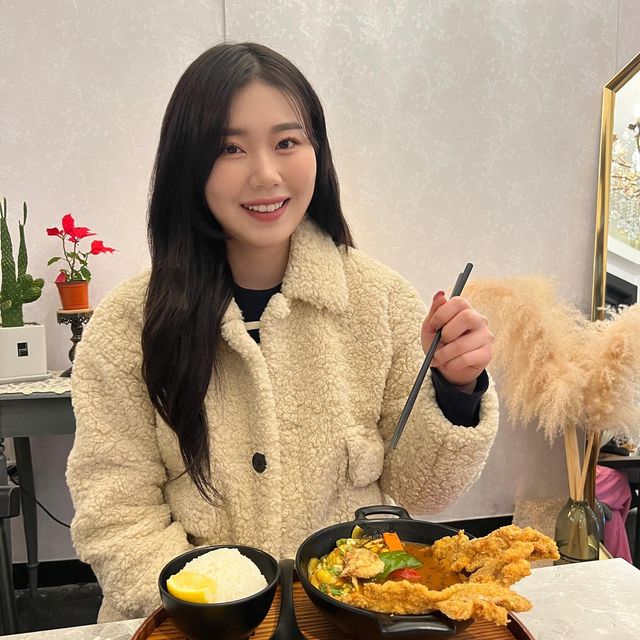 헤무 on Instagram: "#협찬 #월광주택 ✔️ 부산 해운대구 좌동순환로 433번길 9 1층 월광주택 ✔️ 영업시간 11:00~22:00 (브레이크타임 15:00~17:00) 🥄 통 닭다리 스프카레 (₩14,000) 🥢 슈니첼 스