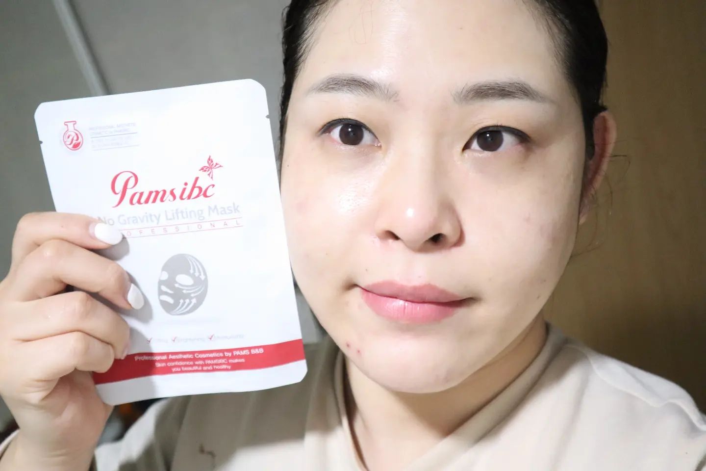 #협찬 #팜스아이비씨

30대 중후반에 들어서면서 피부탄력관리를 주기적으로 해주고 있는 편인데요 롯데면세점 온라인몰에 입점되어 한국에서 뿐만아니라 외국인에게도 인기있는✅️ 팜스아이비씨 무중력 리프팅 마스크팩✅️을 사용해보게 되었어요

15분만 투자하면 피부를 탱탱하게 조여주고 올려주는 효과를 볼 수 있답니다 그도그럴것이 피부에 좋은 5가지 펩타이드가 들어있고 일반 시트팩이 아닌 바나나시트팩을 만들어 흡수율을 높였다고 해요👍

사용방법은 세안 후 팩을 5분간 붙여주고 시트제거후에 10-15분 액상이 굳을때까지 기다렸다가 후에 미온수로 씻어내면 됩니다 저같은 경우 팔자주름이 많이 고민인데 팜스아이비씨 무중력 리프팅마스크팩으로 효과를 톡톡히 보았어요 😍

구입처 https://smartstore.naver.com/pamseshop

#무중력마스크 #다리미팩 #리프팅마스크추천 #15분의기적 
#홈에스테틱 #워시오브팩 #필오브팩 #리프팅마스크 #롯데면세점