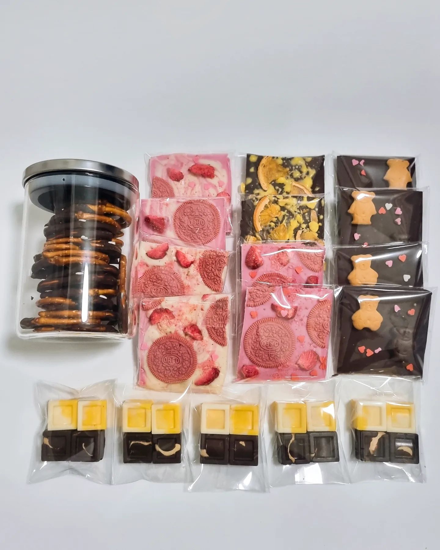 (주)미주제과 1kg 초콜릿 🍫 🐶 ❤️

- 망고쏙 화이트 초콜릿
- 캐슈넛쏙 다크 초콜릿
- 오렌지 다크 초콜릿
- 딸기 오레오 바크 초콜릿
- 곰돌이 쿠키 다크 초콜릿
- 단짠 프레첼

이상- 영업 종료 합니다 🥰

#20230214 #발렌타인데이