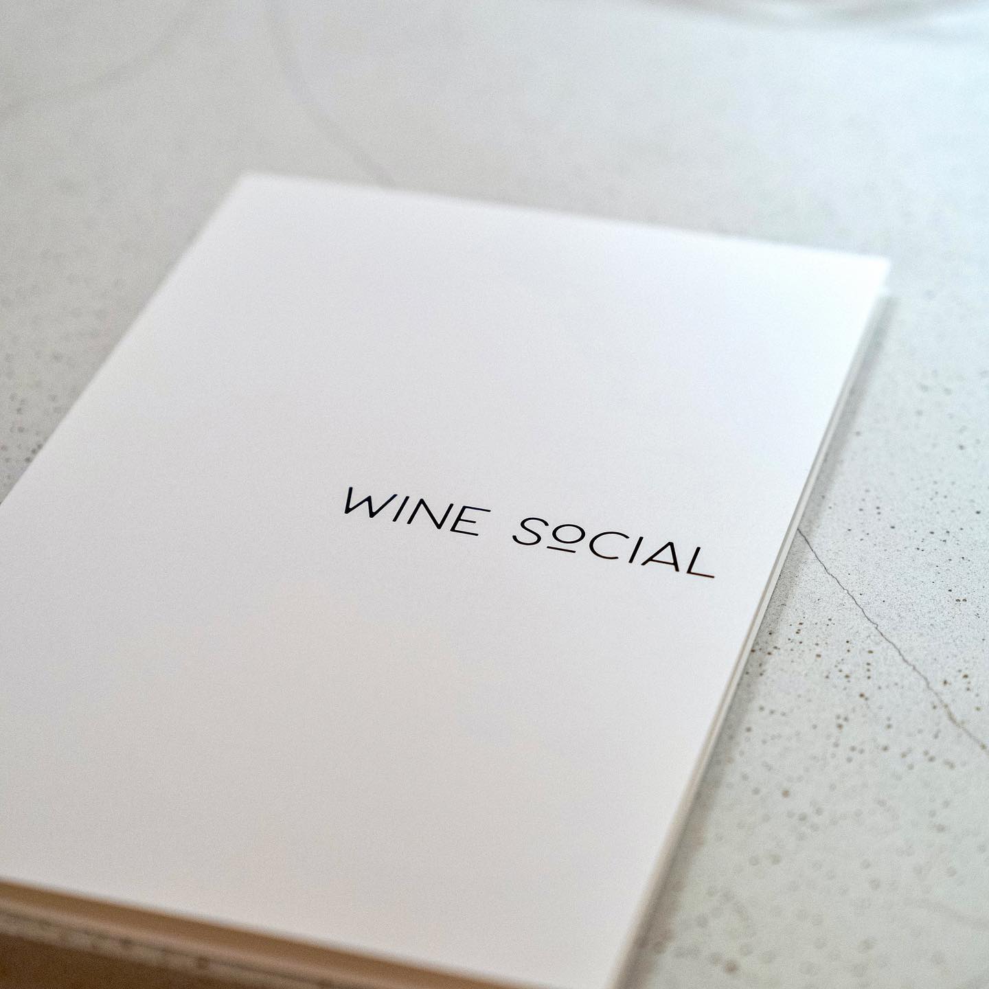 Wine Social at Dosan. 

와인으로 스몰토크를 자연스럽게 할 수 있는 특별한 공간. 
지허 잔들과 뱅앤올룹슨 a9이 수놓는 잔잔한 음악이 이 경험을 더욱 기억에 남게 해준다. 

지허잔은 plus_minus_00님이 추천해주기도 했지만 와인소셜에서 써보고 꼭 사야겠다 싶어서 최근에 인텐스로 구매했다. 편하게 잘 사용하고 있는 중. 

와인을 잘 몰라도 직관적으로 이해할 수 있는 그림카드로 5잔의 와인을 블라인드 테이스팅해보면서 매칭해보는 재미를 느낄 수 있다. 자연스럽게 와인을 즐기며 이야기를 할 수 있었고 맘에 들었던 와인은 나름 괜찮은 가격으로 바로 구매할 수 있다는 메리트도 있다. 

#와인소셜#와인소셜도산#winesocial#블라인드테이스팅#wine#winelover#winetasting#와인#와인바#도산공원맛집#도산공원핫플#leica#leicaq2#맛스타그램#먹스타그램#먹팔#지허#데일리#와인스타그램#🔴📷