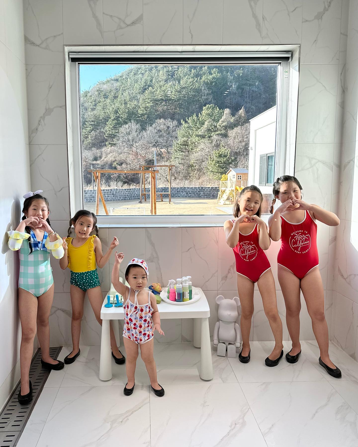 .
이쯤이면 또 생각나능
여수 여행에 최고였던 
키즈풀빌라 소풍💙🤍
.
숙소크기도 압도적이고
방방마다 있던 화장실에
청결은 기본👍
불멍에 미술놀이에 수영까지,
따뜻한 봄날이 오면 또 가야징💖
.
#키즈풀빌라소풍
kids_sopoong