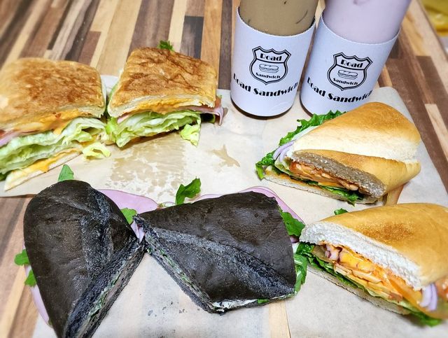 조기석 on Instagram: "#광고 여자친구랑 같이 맛있게 먹었던 로드샌드위치가 방이점에서도 감사하게 선정해주셔서 놀라웠습니다. 그래서 이번에는 가족들이랑 왔습니다. 전에는 그냥 잠봉뵈르 먹었으면 이번엔 시그니처로 보이는 먹물트러플로드샌드위치, 여자친구랑 같이먹었을때 맛있었던 로드샌드위치 패스츄리 이거에 추가적으로 가족들이 좋아하는 스파이시킨을 구매했습니다. 진짜 역시 샌드위치 맛집이라 그런지 너무 맛있었습니다. 모든메뉴가 다 맛있는거 아닐까 라는 생각을 했습니다. 기다리는 동안 안에 분주 하던데 역사 배달기사분들도 많이 왔다갔다 했습니다. 역시 카페음료랑 샌드위치 맛집이라 이미 유명한곳이었나 생각했습니다. 저와 가족들이 좋아하는 바닐라라떼와 딸기라떼 모두 광고때문이 아니라 진짜로 맛있어서 또 재방문 의사가 있습니다. 근처에 올림픽공원도 있으니 봄에 방문할때 여기에서 포장해서 가시면 더 좋은 피크닉이 될거라고 생각합니다. 

#광고#로드샌드위치#잠실샌드위치#방이동샌드위치#송파샌드위치#샌드위치#샌드위치맛집"