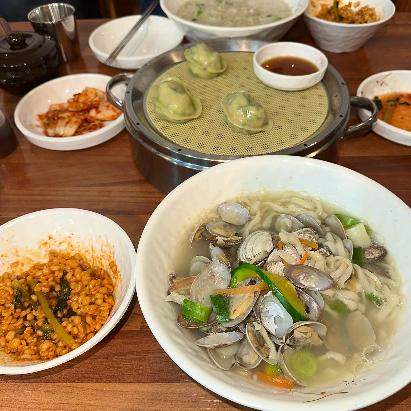 보리밥이 함께 나오는 칼국수 가성비 찐맛집 #온칼국수

오랜만에 정말 맛있게 먹고 온 칼국수에요! 밑반찬으로 나온 김치부터 바지락 칼국수, 들깨칼국수 그리고 수제만두까지 모두 정말 맛있게 먹었어요 가격은 착한데 양이 정말 푸짐하고 재료도 푸짐하게 듬뿍 넣어주셔서 배 터지게 먹었어요!

#바지락칼국수 는 100%국내산 바지락이 신선하고 엄청 푸짐하게 들어가 있는 깔끔하고 시원한 국물의 칼국수에요! 다른데서 흔히 맛볼 수 있는 국물이 아니에요 하하 면발은 부드러우며 쫀득한데 국물이 잘 베여있어 해감이 잘 된 바지락과 함께 먹기 좋았어요! 

#들깨칼국수 는 들깨의 고소함이 풍성하지만 정말 담백하게 다가와서 계속 먹어도 물리지 않는 중독적인 맛이에요! 국내산 들깨를 고집하여 진하고 고소하며 매생이가 들어있어 풍부한 맛이 일품인 베스트 메뉴라고 해요 

#수제만두 는 육즙가득한 부드럽고 얇은 피의 수제만두에요 녹색채소로 색을 낸 만두피와 부드러운 앞다리살, 다채로운 야채로 만드셨다고해요 꼭 시켜드셔야해요!

메뉴 모두 가게에서 직접 만들어지는 것들이며 국내산 재료로 사용되는 것이 참 좋은 것 같아요! 지금껏 먹었던 바지락 칼국수 중 가장 많이 들어있었던 국내산의 신선한 바지락들! 그래서인지 더욱 국물 맛이 일품이었어요 들깨칼국수는 처음 먹어봤는데 생각보다 너무 담백하고 고소한게 물리지 않아서 정말 맛있게 먹었어요 보리밥은 고추장과 참기름을 넣고 김치도 넣어 먹으면 더 맛있었어요! 근처에 가신다면 꼭 가보시길 추천드려요

바지락 칼국수 0.8 들깨칼국수 0.8 만두반판(3개) 0.35

📍인천 남동구 문화서로4번길 35-3 1층 온칼국수 / 구월동 1401-1