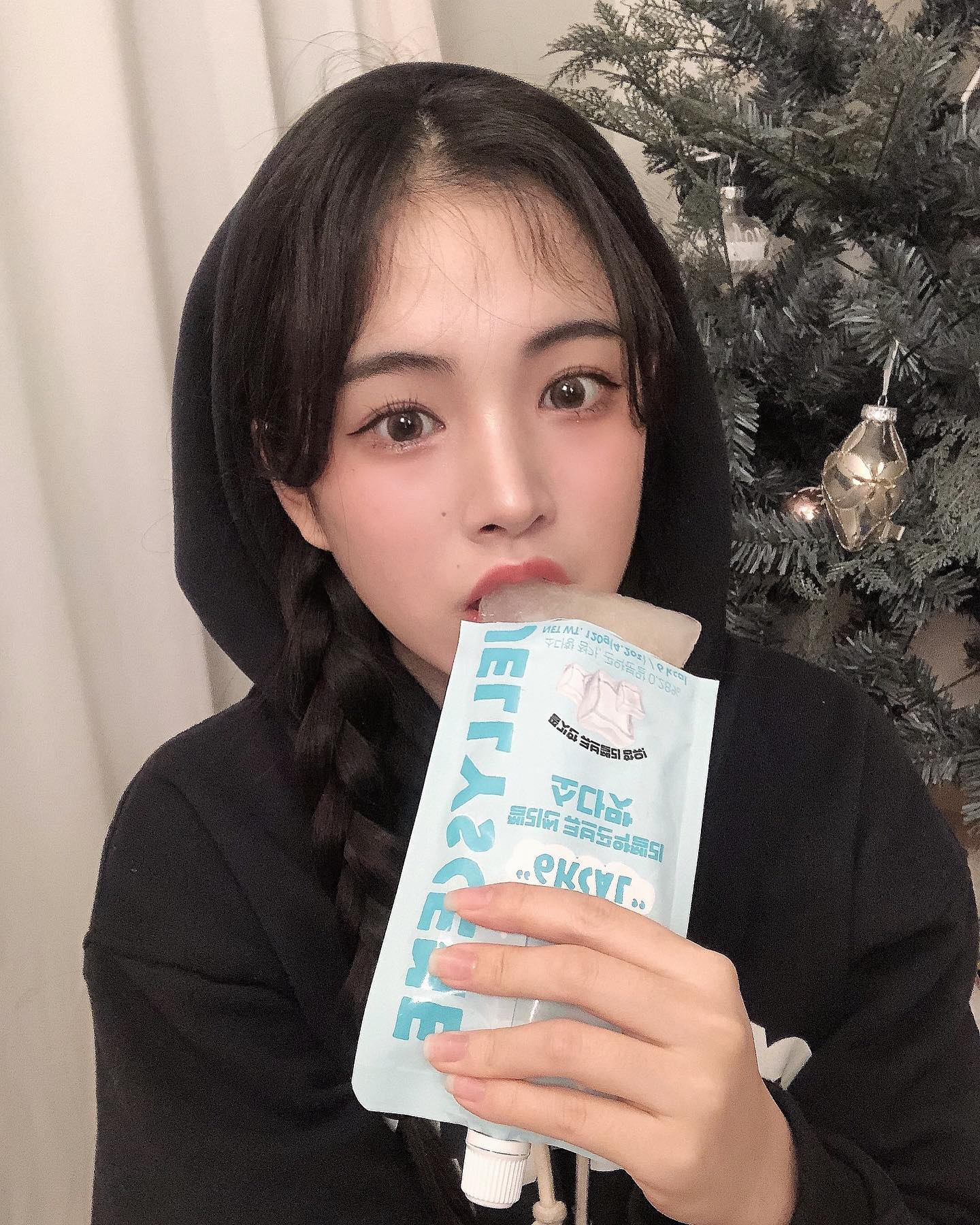 #협찬 요즘 살 너무 쪄서 간식 다 끊고 살았는데 #젤리씬 하나 얼려먹으니까 세상 달달하게 배부르기😝😝

단순 곤약젤리가 아닌 큐브젤리가 함유된 이중젤리라서 식감도 좋고 더 맛있어요
비타민C, 콜라겐, 히알루론산 함유되어 있는데 당 0g에 칼로리도 6-8kcal로 부담없이 먹을수있어서 쵝오😆😆
.
.
.
#다이어트#곤약젤리#이너뷰티#당ZERO#식이섬유#큐브곤약젤리