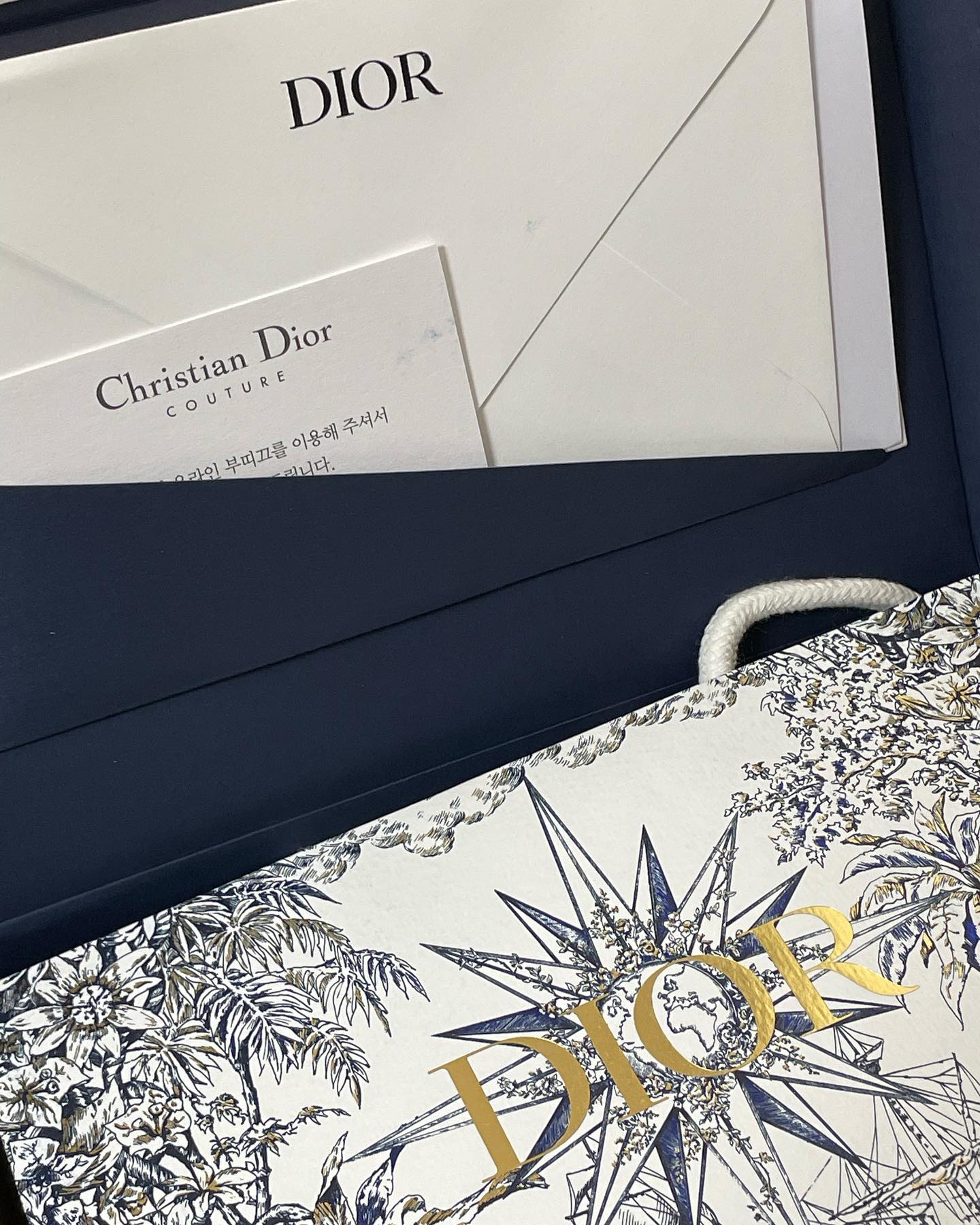 #dior #디올스카프 #몽태뉴30미차스카프 #미차스카프
설레발로 봄 스카프 준비하기💓
(자랑 맞아요) 전부터 가지고 싶던 디올 스카프인데, 이번에는 꼭 사야겠다 하고 온라인으로 구매했어요. 온라인 공홈에서 구매해도 괜찮을까? 싶었는데, 전용 박스(?)에 오고 필요한 것들은 다 들어있네요!
다음에 한번 착용하고 착용샷 올려볼게요 히힛 ☺️