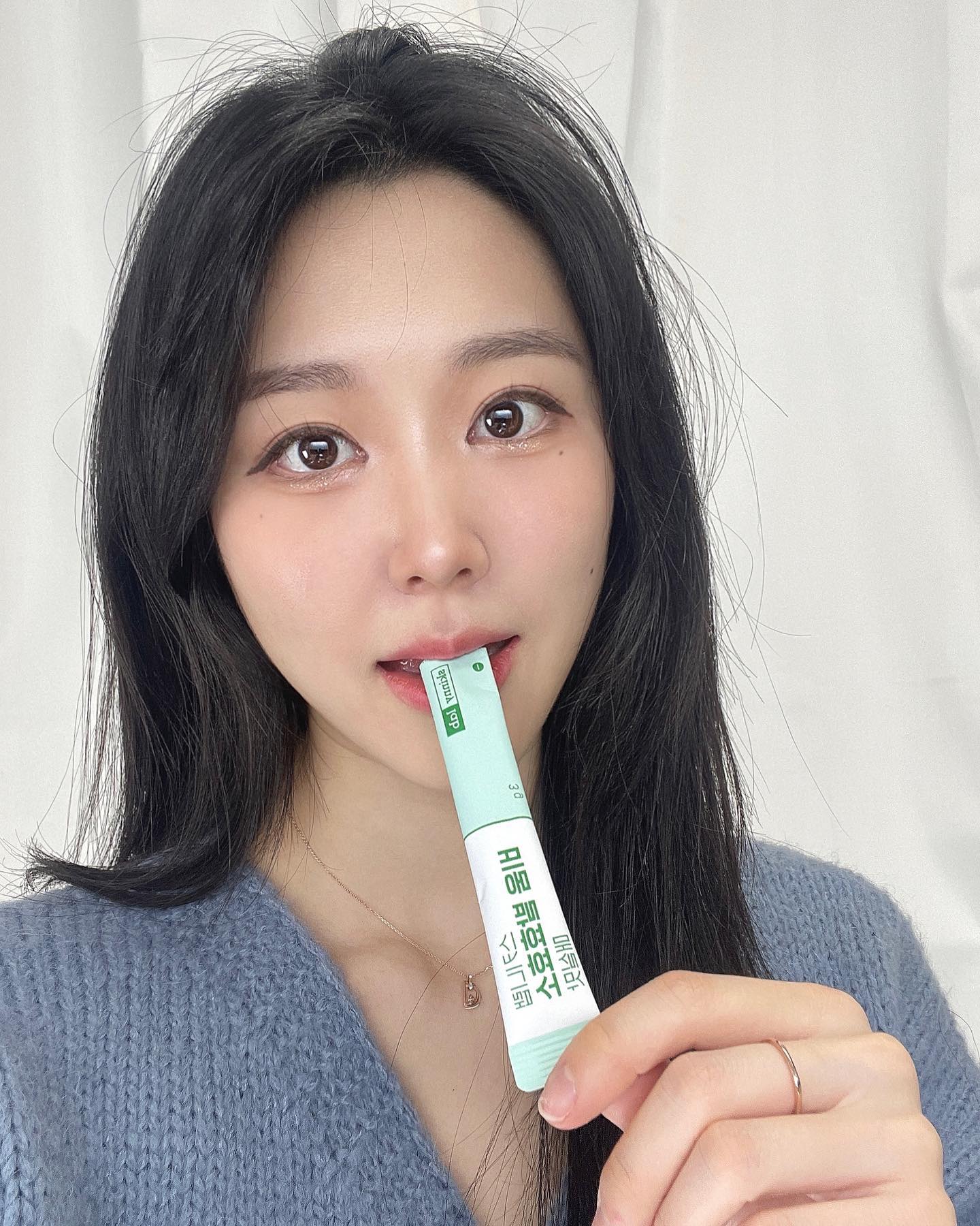 #협찬 [스키니랩] 비움 발효효소 

편안한 하루를 위해 가득 채운 원료를 바탕으로 만들어진 스키니랩 비움 발효효소!

요즘 식사 후에 꼭 챙겨먹는 제품 >.<

저는 매실맛으로 먹었는데 너무 맛있어서 베리맛, 레몬맛도 먹어보고 싶더라구요~

100% 순수효소로 탄수화물&단백질 분해 효소 등 분합효소가 1포에 담겨져있어요!

역가 수치가 무려 450,000unit!!

배우 김서형님이 모델로 활동 중이며 인지도가 높은 홈쇼핑 브랜드로 믿고 먹을 수 있었답니다👍🏻