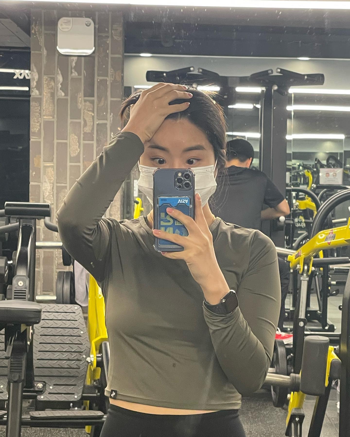 짜잔~~ 여러분 제가 또왔어요~!~!
정말 직장인 하는거 힘드네요,, 하하하
운동하는직장인 겁네 멋있는건줄 알았는데 사진 보세요 현생에 찌그러져서 머리만 붙잡고🤦🏻‍♀️ 이게 맞나요?
나름 운동하는데 운동하고 씻고 집가면 손가락 움직일 힘도 없어서 인스타를 안하게 되네요🥹 자주 올리면 좋으려만 ㅠㅠ 가끔 찾아와도 환영해주시고.. 반겨주세요🥹

저 피티했는데 이때까지 몰랐던 운동의 세계를 맛본느낌? 저중량으로 근육통 느끼기 하는중입니다 운동기구도 익히고.... 렛풀이 다같은 렛풀이 아니더라구요🧐 웅앵웅되었어요 저..

휴무..!!! 얼른와라 얼른.!.!.!.!.!.!.!.!.