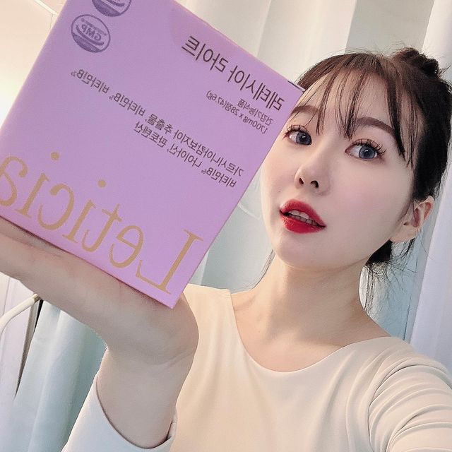 👑송공주🍑♥️ | 안양시 대표 빵댕이 공주 (a.k.a. 안빵공👸🏻‼️) on Instagram: "#광고 

까꿍❣️😘 겸댕동이 송공주 등장〰️‼️

쉽고 편하게 먹을수 있는 샤인머스켓 맛 캔디로 즐겁게 다이어트 할 수 있는 꿀템!! 👸🏻공주만의 이너뷰티템 소개해줄라고〰️🥴

⭐️바로바로바로!⭐️
#레테시아라이트 ‼️🫶🏻‼️

에너지원의 주성분인 비타민 6군 5종을 포함하고 있어 한번에 필수 영양소를 성취 가능해서 바쁜 현대인들이 챙겨먹기에 너무너무 편해 진짜 👸🏻👍🏻 (공주 왕추천 포켓템!) 주머니에 챙겨놨다가 하나씩 까먹는거쥐..❣️

그리구 피부건강에 꼭 필요한 히알루론산과 콜라겐을 비롯한 ✨7가지 부원료를 함류하여 보습과 탄력까지 유지가능하니까 다이어트 할때 피부건강 까지 챙길 수 있다구〰️‼️

다른제품은 계속해서 챙겨먹으려면 제품 단독으로만 섭취하기 힘들었는데, 레테시아라이트는 캔디여서 챙겨먹기 너무 편했고 달다구리 한게 맛도 좋아서 하루2번 먹는건데 3개씩 먹었오..헤헤🥰 

이거 진짜‼️ 꿀템이니까 공주랑 같이〰️챙겨먹쟈 😍‼️
.
.
.
.
.
#레테시이라이트
#다이어트보조제 #다이어트보조제추천
#가르시니아 #가르시니아캄보지아 #이너뷰티 #운동하는 직장인 #운동하는여자 #운동하는남자"