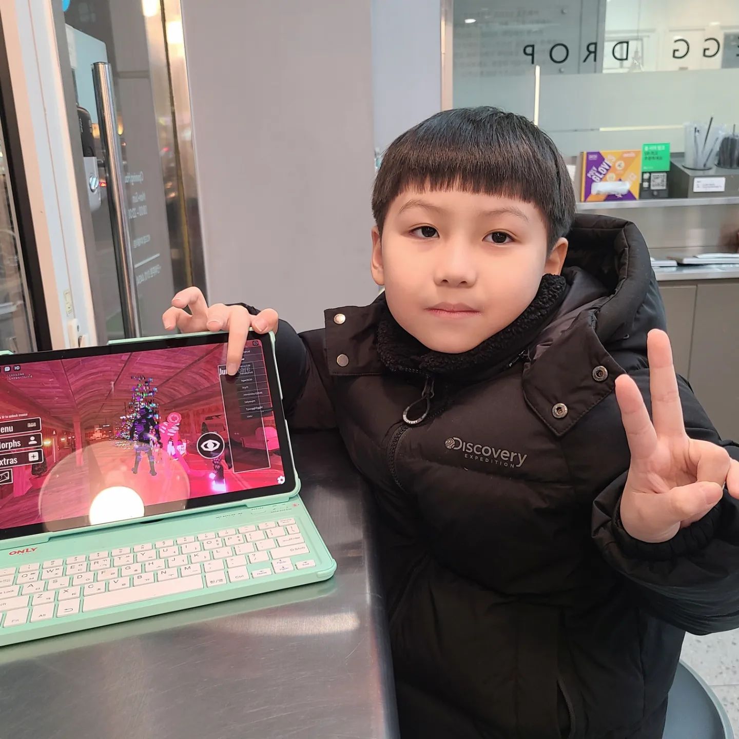 곧 초딩이 되는 울 모찌❣️
로블록스와 에그드랍을 최애하는 분 ㅋ
통통 볼살과 뽀얀 피부는
여전한데
사진 보면 아가 같은 모습은
이제 거의 없네요 😂 
그래도 엄마눈엔 늘 애기🥰
.
.
.
#잼민이 느낌이 팍팍
#초딩 #1학년 #미래의현빈을꿈꾸며
#사진빨안받음 #잘생김뿜뿜 
#엄마눈엔세젤잘 
#키즈모델 은 앞니 나오면 해보자 
#앞니빠진8살 #사랑해