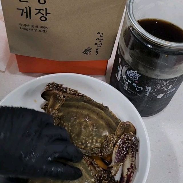 하윤하준마미😊하하찌냥❤ on Instagram: "#협찬#광고

 《 인생전복_간장게장 👉 @abalone_life 》

아니.. 이렇게 맛있는 간장게장이라니..🥹

제가 진짜 게, 갑각류, 해물 다 좋아하거든요?
협찬이지만 #찐후기 갑니다!! 

🩷🩷🩷🩷🩷🩷🩷🩷🩷🩷🩷🩷🩷🩷
🎉🎉🎉🎉지금, 할인행사중🎉🎉🎉🎉
🩷🩷🩷🩷🩷🩷🩷🩷🩷🩷🩷🩷🩷😆

 

24년 경력의 김동민셰프만의 비법소스로 만드는 고퀄리티의 간장게장!

1️⃣진도에서 직접 공수해 온 싱싱한 암꽃게
2️⃣무방부제, 무색소, 무조미료
3️⃣신선도 유지를 위해 매일 제조
4️⃣건강하고 담백한 저염 특제 간장 소스
5️⃣비린내 없고 감칠맛 나는 진도 암꽃게

중량에 따라 선별 작업을하고 간장게장에 적합한 사이즈를 간장게장에 사용하고있어요~

선별된 꽃게는 한개씩 수작업으로 5차례 정도 세척이 이루어 진답니다👍

신선한 천연 재료를 오랜 시간동안 끓여 낸 비법소스로 깔끔한 채수와 꽃게 맛이 더해져 감칠 맛이 매우 좋아요!🩷

온가족이 드시기에 좋은 건강한 간장게장~~~ 
꼭 드셔보세요! 🗣

개별 에어포장 후 아이스팩과 아이스박스 포장하여 당일 신선하게 배송해요!
포장되어 나오는게 아주 깔끔해서
선물하기도 너무 좋아요🎁

게딱지에 갓 지은 밥과 참기름, 버터를 넣어 비벼 드시면 고소하고 감칠 맛이 일품ㅠㅠ⭐️⭐️⭐️⭐️⭐️

살과 알이 꽉차 있어, 껍질과 분리해서 편하게 드시기 좋아요!

파, 청양고추, 참기름을 살짝 뿌려서 드시면 풍미가 더 살아납니다.⭐️⭐️⭐️⭐️⭐️ 완전 존맛탱👍

ㆍ주문 후 1~2일 삼삼한 간 좋아하시는 분들
ㆍ주문 후 3~4일 짭조름한 맛 즐길 수 있고
ㆍ주문 후 5~7일 좀 더 깊은 맛을 느낄 수 있어요☺️

https://naver.me/F5FOtWHA

#인생전복장#알배기간장게장#간장게장#꽃게장#게장 #먹팔 #먹스타그램 #맛집 #게장맛집 #집밥 #게장택배 #인생전복 #인생전복간장게장"