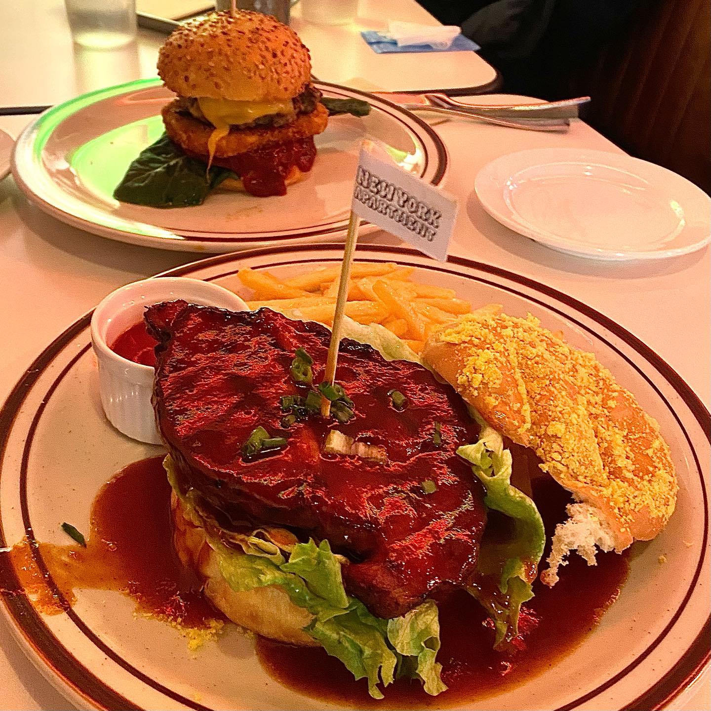 뉴욕에서 먹은 버거보다 더 마싯어🍔
미국 다이너 느낌 그대로 살린 #뉴욕아파트먼트 다녀왔습니당!😎
버거거 다양했는데 저는 뉴욕 스테이크 버거가 젤 맛이었어영
카스테라 가루가 올라간 빵과 두툼 스테이크가 최고💛
멕시칸 음식 좋아하는 제 친구는 같이 시킨 포테이토 킬러 버거가 더 취향이라고 하더라구요!
📍뉴욕아파트먼트 합정(hapjeong_newyork)
서울 마포구 월드컵로3길 14 마포한강2차푸르지오상가 217호
대표 메뉴:
뉴욕 스테이크 버거 12,500원
합정역 가시는 분 데이트 맛집으로 추천합니당😍
#뉴욕아파트먼트 #버거 #합정맛집 #홍대맛집 #합정역맛집 #홍대버거 #수제버거 #뉴욕맛집 #newyorkapartment #burger #🍔 #서울맛집 #먹팔 #맛팔 #디마에 .
