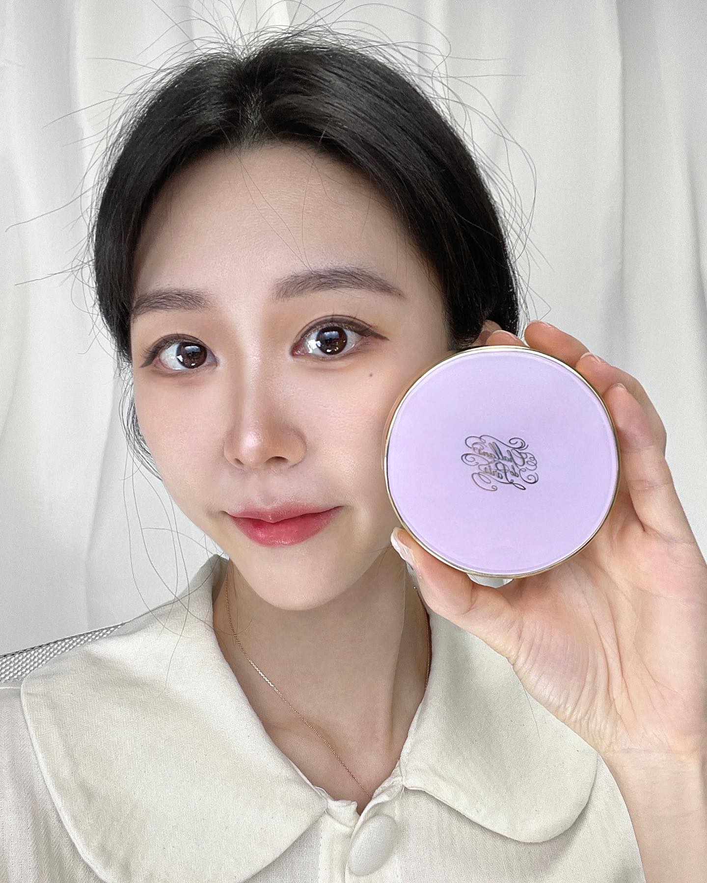 #협찬 [샬랑드파리] 볼륨 광채 쿠션

제가 꾸준히 사용하고 있는 샬랑드파리의 쿠션 제품들!

그 중에서도 요즘 피부 메이크업할 때 자주 사용하는 볼륨 광채 쿠션💜

꺼진 볼, 이마, 눈 밑 부위가 입체적으로 살아나며 볼륨이 차오르는 느낌으로 마치 연예인들의 입체적인 얼굴을 보는 듯 하더라구요~

또한 피부 속부터 촉촉하게 차오르고 광채가 뿜어져나오는 느낌🤍

피부 볼륨에 관여하는 저분자 펩타이드, 셀토좀, 보르피린 성분을 샬랑 드 파리만의 최적의 레시피로 배합하였다고 하네요!

볼륨&광채는 물론 소량만으로도 강력한 커버력까지!!

두껍거나 답답함 없이 커버되는 느낌이 넘 만족스러웠어요~

21호는 핑크빛 베이스의 밝은 아이보리 발색이고, 
23호는 옐로우 베이스의 차분한 미디엄 베이지 발색이랍니다🧚🏻‍♀️

#협찬 #샬랑드파리 #샬랑드파리쿠션 #쿠션 #쿠션추천 #볼륨쿠션 #광채쿠션 #촉촉쿠션