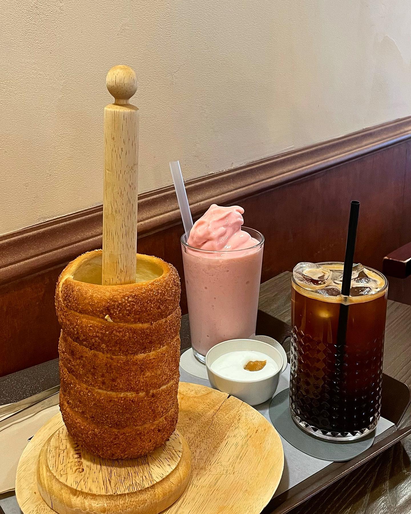 굴뚝빵 폼미쳤다…💗

오늘 다녀온 샤로수길 카페 맛집 #카페폴 

체코 국민간식인 굴뚝빵 맛집인데요!
저는 시나몬 굴뚝빵을 먹었는데 쫀득+부드+짭쪼름한 맛이 넘 맛있었어용!!
아아랑 완전 찰떡! 

샤로수길 카페맛집 찾으신다면 여기 강추해요~~~!
.
.
.

#내돈내산 #첫줄 #첫줄반사 #좋아요 #좋반 #팔로워 #팔로잉 #좋아요반사 #팔로우미 #선팔 #선팔환영 #선팔하면맞팔 #맞팔 #소통 #소통환영 #데일리 #소통스타그램 #먹스타그램 #먹방 #좋아요반사 #샤로수길카페 #샤로수길카페맛집 #서울카페 #굴뚝빵 #빵집