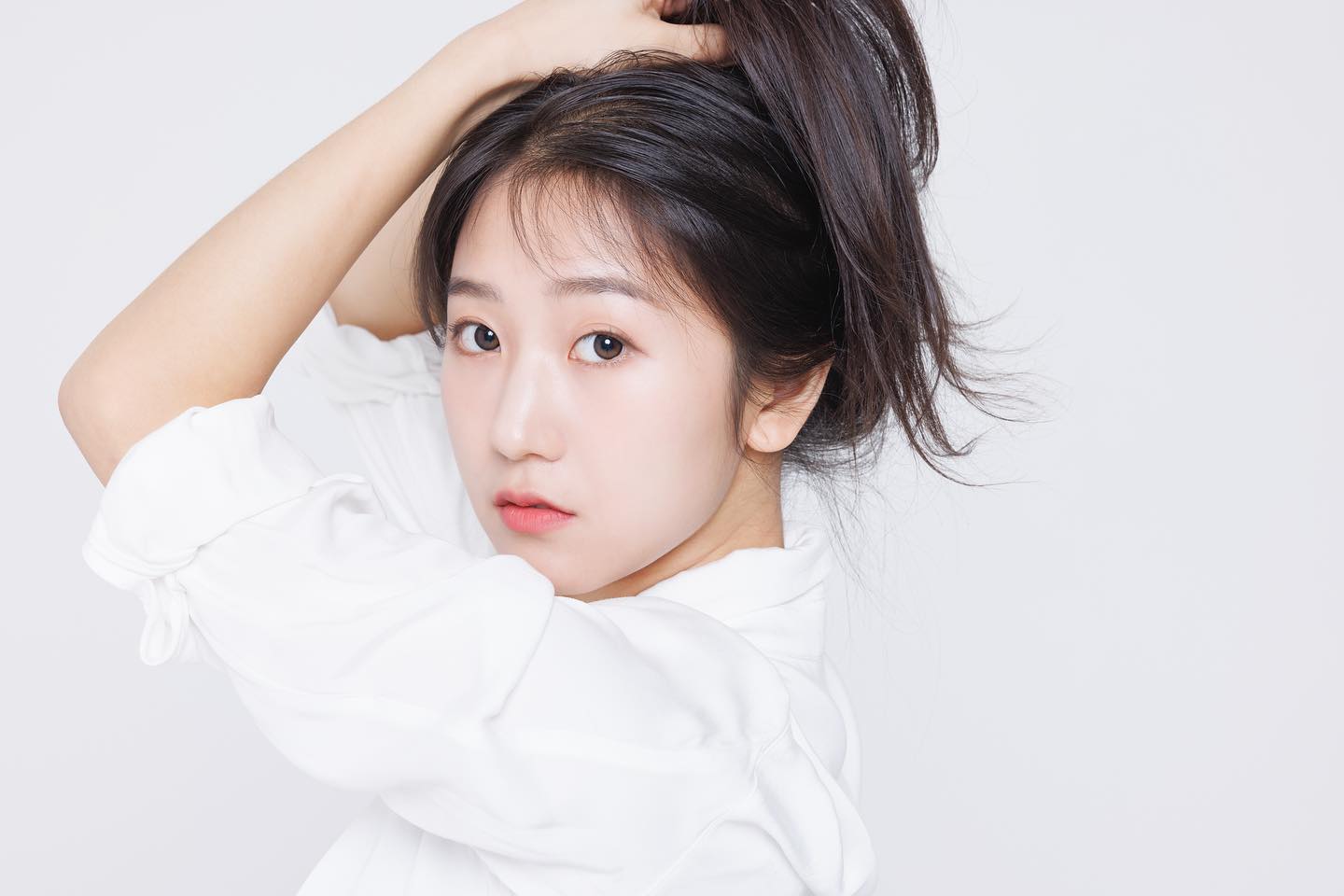 프로필 사진 찍었어요🧏🏻‍♀️
마음에 드는 사진은 여러곳에 여러번 올리는 것!
첫번째 두번째 어떤게 베스트인가요🥴