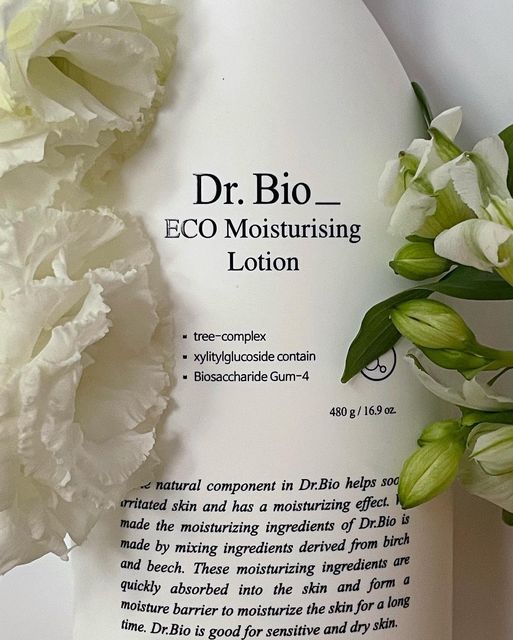 Yun.j on Instagram: "#닥터바이오 #협찬 #솔직후기

@dr.bio_official

겨울되면 극극 건조한 제 피부 
얼마 전 친구들 만났는데 왜 그렇게 긁냐며 ㅋㅋㅋ 
저도 모르게 간지러워서 긁긁 하더라구요😢😆
고민이던 찰나, 좋은 기회로 
닥터바이오 에코모이스처라이징 로션을 사용해 봤어요

✔️100시간 보습 지속 테스트 완료 
✔️건조함으로 인한 간지러움 개선 테스트를 완료

무향이며 아주 촉촉하게 스며 들어요 
신생아는 물론 민감하고 건조한 피부의 임산부 & 
성인까지 모두 사용 가능한 
온가족 스킨케어 전문 브랜드 닥터바이오 🧴🤍
ewg그린 등급 성분의 비건제품이라 더욱 안전해요 🌿
올리브영에도 입점했으니 달려가보세요! 

이 포스팅은 '닥터바이오'로 부터 제품을 제공받아 
체험 후 솔직하게 작성된 리뷰입니다

#올리브영 #올리브영로션 #올리브영바디로션 #기농로션 #보습로션 #천연로션 #바디로션 #로션추천 #페이스앤바디로션
#임산부로션 #베이비로션 #온가족로션 #대용량로션 #가족보습제 #아기로션 #아토피로션
#임산부선물 #선물추천 #유아로션 #피부과로션 #바디로션추천 #로션"