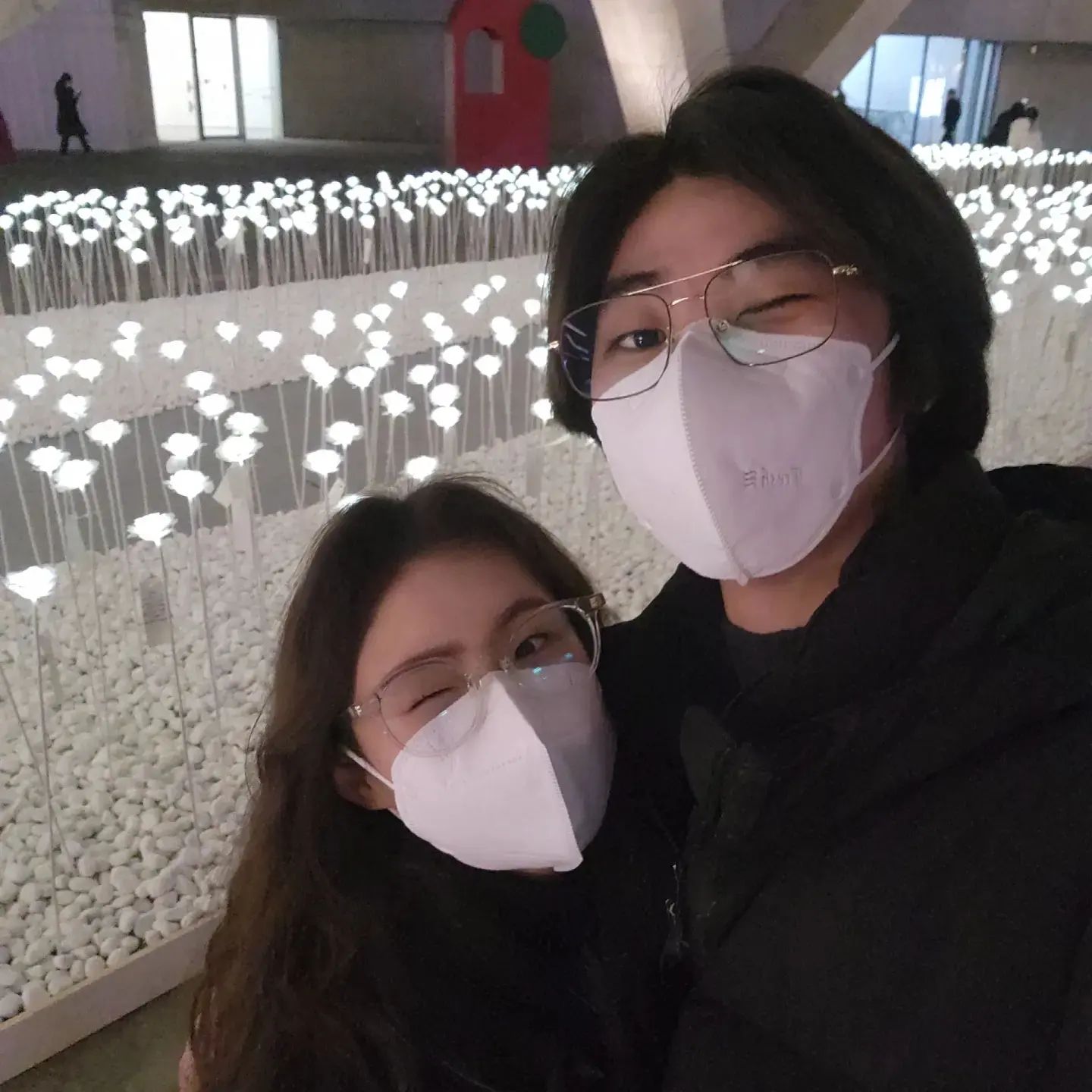 #뿡빵그램 #동대문데이트 #❤️ 

벌써 주말이 지나가버리고 월요일이 되었네요ㅜ0ㅜ 울님들 주말 잘보내셨나요??

이번에 올라갈 피드는 오랜만에 다녀온 동대문데이트입니다!! 사실 이번주말은 아니긴하지만..ㅎㅎ 못올렸던 사진들부터 먼저 올릴게요ᨻ

저희가 작년에 명동성당에서는 #led장미
를 보고왔었지만 동대문은 몇번 갔더라도 #ddp 는 별로 갈 생각을 못했어서 이번에 가서 보고왔어요!!!
역시 예쁜 장소에는 가족,친구들,연인분들이 다같이 예쁜 장미와 함께 사진을 많이 찍고계시더라구요ㅎㅎ 근데 생각보다 실물이 더 예뻤던 것 같아요🌹💛
예쁜 LED장미 사진은 제 짝꿍이 찍은건데 너무 예쁘게 잘찍지않았나요.ෆ

마지막은 동대문하면 떠오르는 엽기떡볶이 본점에가서 맛있는 저녁도 먹고왔답니다ଘ(੭ˊ꒳ˋ)੭ 이번에 본점에서 먹어보고 느낀 점은 #엽떡은 항상 너무 맛있는 것 같아요...ㅎ

그동안 바쁜 일정 탓에 못올렸던 저희의 일상이 앞으로 자주 올라갈 계획이예요ෆ╹ .̮ ╹ෆ
럽스타소통 다시 시작해볼게요!!! 이번 한 주도 행복한 한 주 되세요❣️