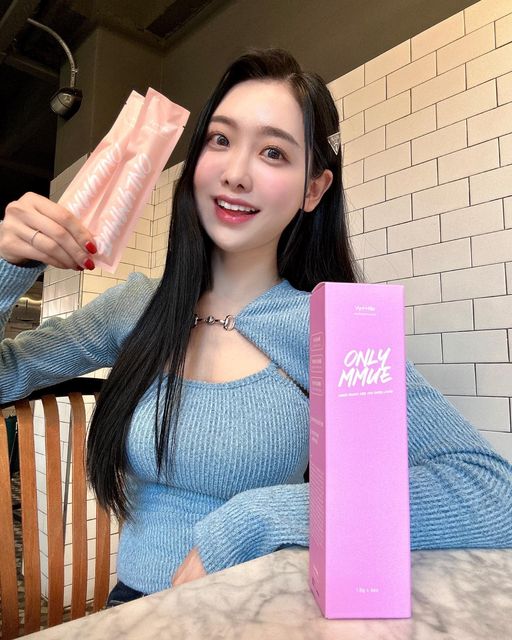 김리원 on Instagram: "#광고 by @jkaura.official 여자에게 뷰티는 정말 중요한데, 이너뷰티도 놓칠 수 없죠💗 이제 온리뮤 이너케어 에센스로 상쾌하게 y존 케어하세요! 살아있는 유산균과 유사한