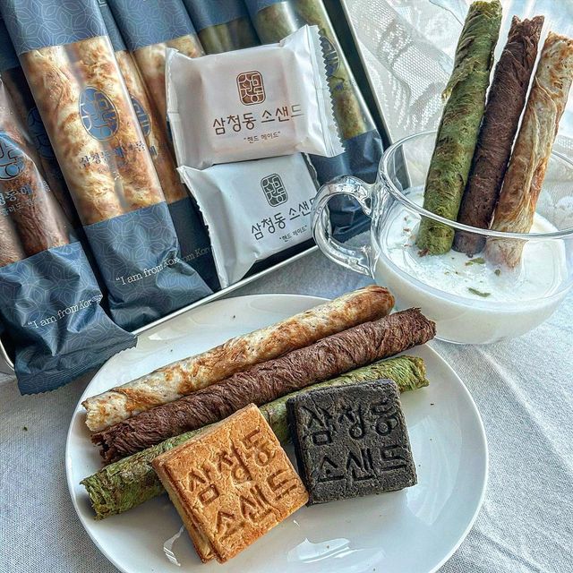 럽잇 (loveat🫶🏻) on Instagram: "#광고 #럽잇 #loveat
 
발렌타인데이 다음은 뭐다? 화이트데이다!
소중한 사람에게 너무 뻔한 사탕 선물이 지겹다면?🤔
달콤하면서 맛있게, 바삭함 모두 고루 갖췄는데
심지어 패키지도 너무 예뻐 선물용으로 안성맞춤인
#삼청동에그롤 에그롤 + 소샌드 세트! #🥚

재료 하나하나 모두 신경쓴 건강 간식이라
맛이 자극적이지 않으면서 또 부드러운게
어른아이 할 거 없이 모두의 취향을 저격하는 간식일 것 같아요!
따뜻한 커피나 차와 함께하면 홈카페 디저트로도 딱좋아😆

패키지가 너무 고급져서 특별한날 이런 선물 받으면,,
나 사르르르 녹아내려🥺
현재 온라인은 삼청동 에그롤 공식 스마트 스토어
오프라인은 삼성역 파르나스몰에서 구경 가능하답니다!
답례품이나 화이트데이 미리미리 준비하세용😳❣️

ㅡ

❣️삼청동 에그롤 (@scd_eggroll.official )
❣️에그롤 혼합세트 1개, 소샌드 6개입 1box
.
.
.
#삼청동에그롤 #화이트데이 #화이트데이선물 #쿠키선물 #디저트쿠키 #쿠키선물세트 #답례품쿠키 #답례쿠키 #홈카페 #디저트선물 #디저트 #파르나스몰"