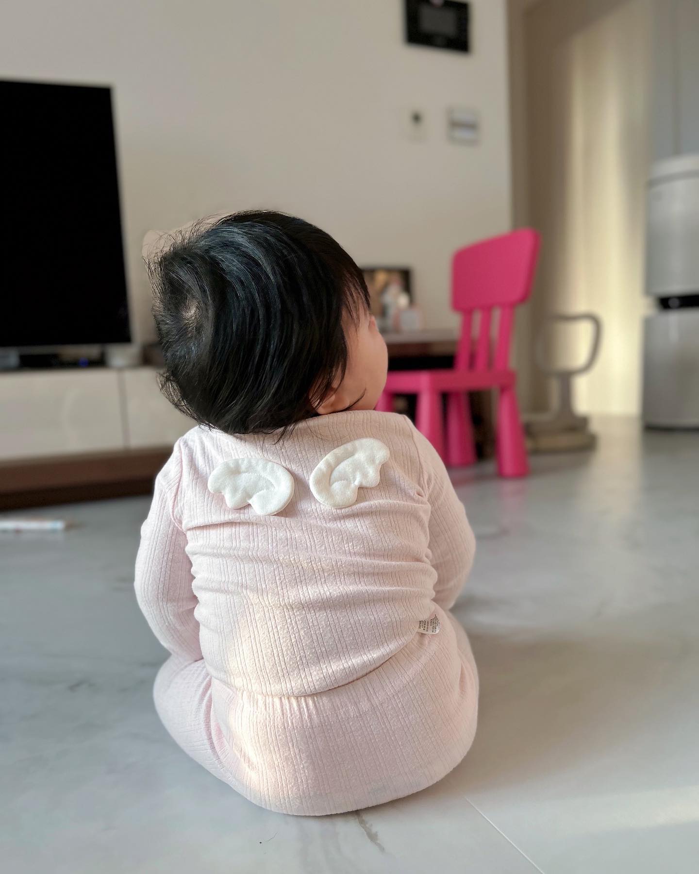 .
날개 달고 앉아
이름 부르면 뒤돌아 보는 아이
9개월이 되니..슬슬 말귀를 알아듣는거 같고..그르네

#아기천사
#무럭무럭자라는중🌱