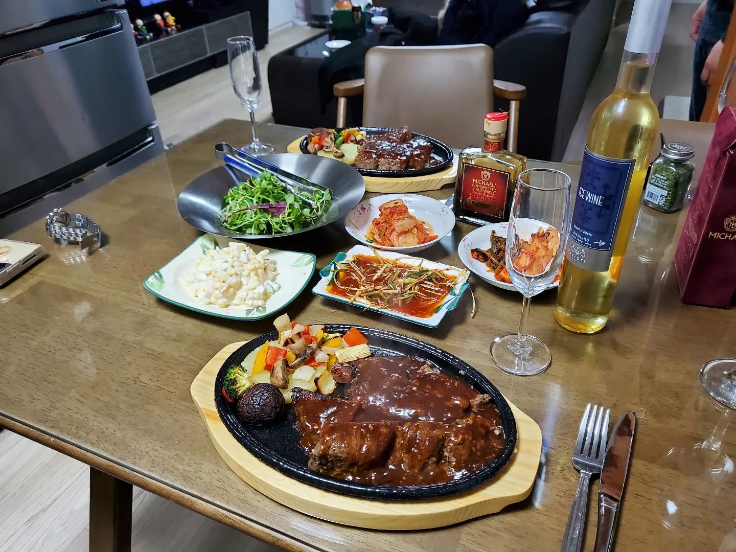생일이었다고 어머님이 준비해주신 스테이크🥰
고기사다가 직접 해주셔서 더 맛있었어요😊
항상 감사한 시어머님💕

#첫줄 #스테이크 #집쿡 #생일 #생일상 #시댁 #요리 #좋아요 #소통 #선팔환영 #선팔맞팔 #선팔하면맞팔