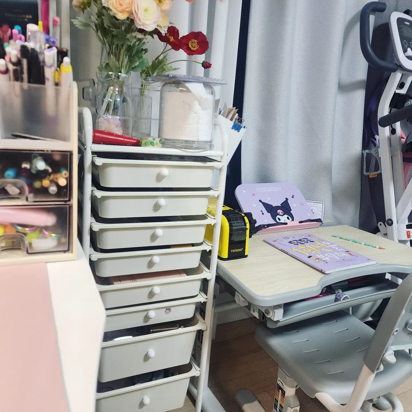 🌈
내 컴터 옆에 책상을 두고 싶다고 해서 놔줬더니 색칠공부도 하고 문제집도 풀고 유튜브도보고(???)

집중이 잘 된다면서 좋아하는 녀석ㅋㅋㅋ

엄마는 정신사나워졌지만 네가 좋으니 좋다.

딸램도 오빠 따라와서 내 책상위에서 싸이펜가지고 놀아서 데스크매트 난리날 뻔.
일찍 발견해서 작업용 매트 깔아줬다 ㅋ

자기만의 공간을 갖고 싶어하는 녀석이었는데
엄마 옆에 책상두고 앉겠다니..뭉클 ☺️

낼 드디어 졸업이구나..
눈물날거 같은데 🥲

#육아 #초등맘 #8살아들 #8살 #아들스타그램 #아들그램 #육아일상 #육아소통 #일상스타그램