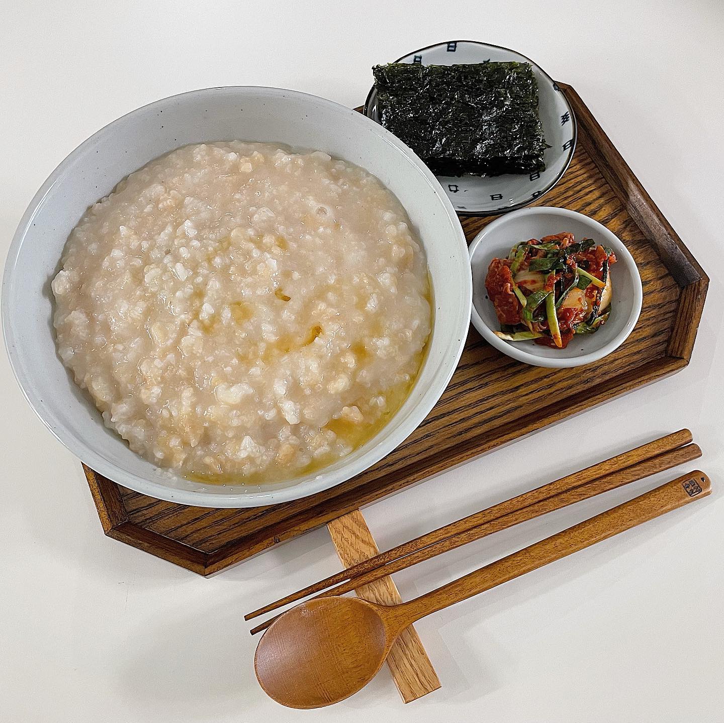 뻥튀기맛 나는 구수한 누룽지&누룽지 죽 레시피! #저장필수
구수한 한그릇! 누룽지죽 잘 익은 김치와 함께 냠냠🤗
처치곤란한 찬밥이 든든한 한끼 되는  날🫶🏻

저는 딱딱한 누룽지보다, 바삭하고 구수한 맛 나는 누룽지를 정말 좋아해요. 
그리고 오로지 누룽지만 넣고 끓인 구수한 누룽지죽은 더 좋아한답니다.
초 간단한 음식이지만 이만한 한끼없죠? 누룽지죽 레시피 함께해요 ;-)

📌에어프라이어로 누룽지 만들기
▫️재료
찬밥, 에어프라이어 
▫️레시피
1. 찬밥을 전자레인지에서 약 2분정도 돌려 부드럽게 펴준다.
2. 트레이에 종이호일을 깔고 밥을 한 주먹만큼 나누어서 너무 두껍지 않게 펴준다.
3. 에어프라이어 누룽지 온도설정을 해준다 [1차 - 180도 15분]
4. 에어프라이어를 열어 누룽지를 뒤집어 주고 2차로 가열해준다. 
[ 190도 15분]

📌누룽지죽 끓이기
▫️재료 
누룽지 60g, 물600ml
▫️레시피
1. 적당한 크기로 잘라 냄비에 넣어준다.
2. 물을 넣은 후 불에 올려 끓여준다.
3. 보글보글 끓어오르면 중불이나 중약불로 낮춰준다.
4. 덩어리진게 있는지 보고 국자로 눌러 풀어가며 끓여준다.
5. 전분기가 생기고 어느정도 끓으면 눌지 않게 잘 저어가며 끓여준다. 
**딱딱한 누룽지라면 한번 불려서 끓여주시거나, 바르르 끓을 때 불을 꺼서 10분 정도 두셨다가 다시 끓여주세요.

#누룽지 #누룽지죽 #집밥 #레시피 #남편밥상 #한끼 #아침메뉴