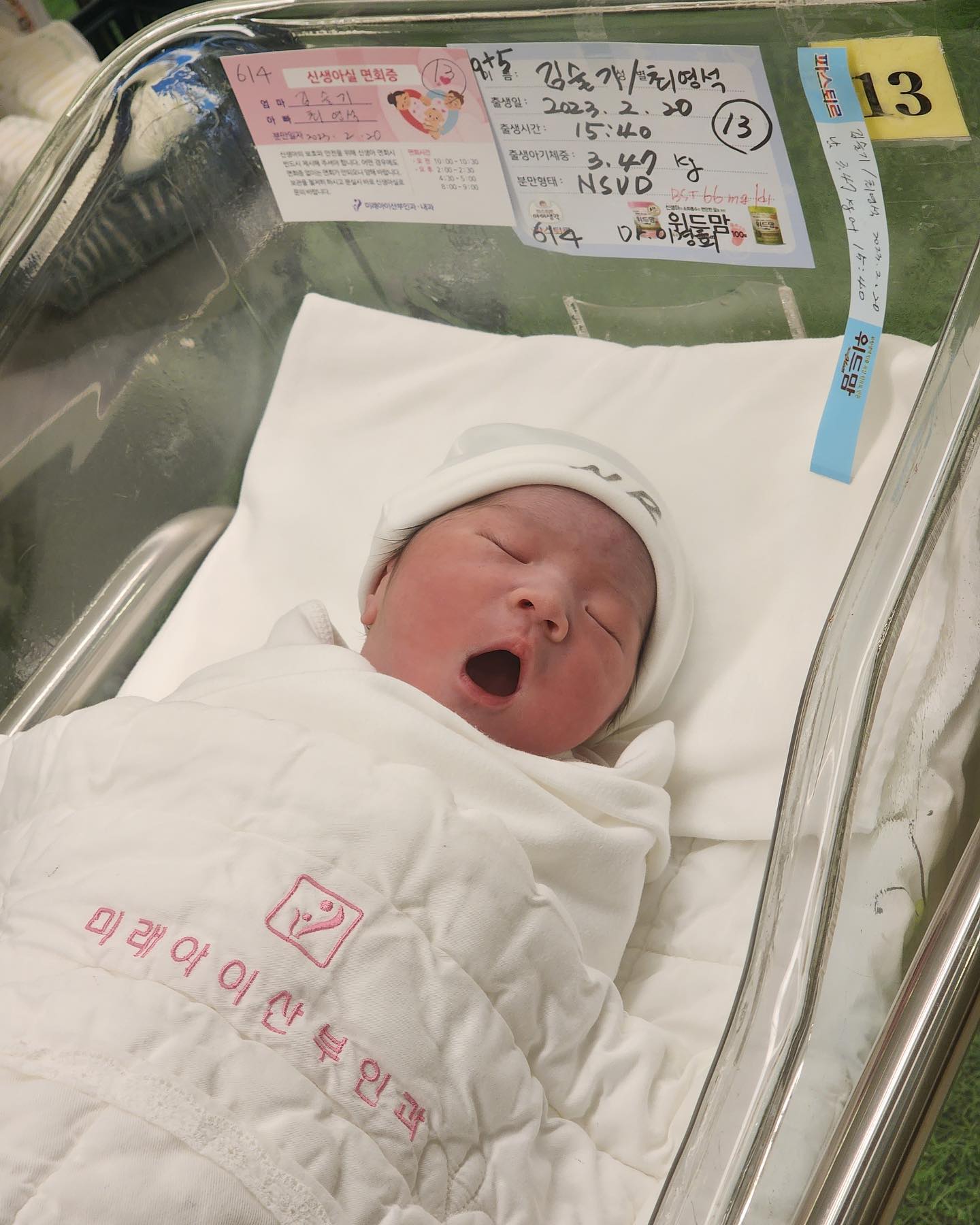 하얗고 추웠던 겨울이 지나고 희미하게나마 봄 기운과 동시에 꽃샘추위가 느껴지는 2월 20일, 우리의 소중한 돌돌이가 오후 3시 40분 52cm 3.47kg으로 태어났다!
작지만 정말 소중한 내아들! 엄마,아빠 그리고 수아누나에게로 온 거 후회하지 않도록 격하게 많이 사랑해줄게! 
이젠 정말 넷이야! 재미나게 잘살아보자 우리!
우리가족포레버❤️ 
그리고 내딸, 수아 너무 보고싶어🐰
#돌돌이_🐬 #39w5d #검은토끼띠 세상밖으로 나오다! #야호 #내아들 만만세 #맘씨고운남편_💛 모두 #사랑해 
역시 순간포착을 잘하는 우리오빠!