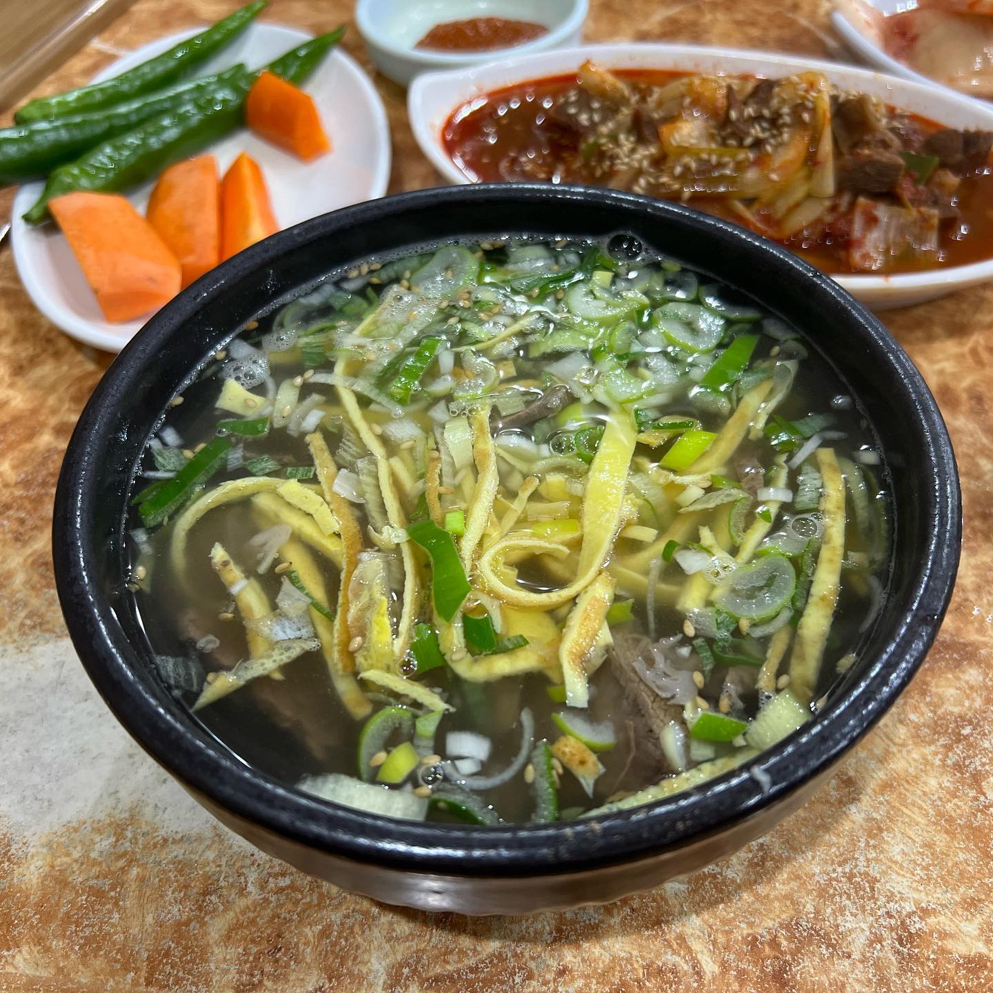 방화동, 원조나주곰탕
방화동 로컬 찐맛집 원조나주곰탕은 나주곰탕의 진수를 보여주는 집이다. 국물의 짜지도 슴슴하지도 않은 적당한 간은 아삭하고 시원한 김치와 찰떡궁합이다. 또한 나주곰탕에 들어있는 부드럽게 씹히는 계란고명과 아삭아삭한파, 고소하게 톡톡 터지는깨, 그리고 쫀득하고 부드럽게 씹히는 고기는 국물 한방울 남김없이 완밥하게 만든다. 마지막으로 토렴된 정성은 이 집이 맛에 얼마나 진심인지를 알게 하는 부분이다. 
국밥 한 그릇이 뭐 그리 대단할까 싶지만 대단하게 느껴지는 정성과 맛이 있다. 또한 국밥만 시켜도 넉넉히 나오는 양념고기는 푸짐한 인심까지 느껴진다. 국밥 한 그릇 든든히 그리고 맛있게 먹고싶다면 이 집을 강력추천한다.

➡️쩝쩝박사 맛나니의 평가
방화동 원조나주곰탕은 '반드시 또갈집' 입니다

•오늘의 한마디•
“든든한 국밥 한그릇, 열보약 안부럽다.” -쩝쩝박사 맛나니

#방화동맛집 #강서구맛집 #원조나주곰탕 #나주곰탕맛집 #나주곰탕 #국밥맛집 #쩝쩝박사맛나니 #쩝쩝박사 #맛나니 #맛도리 #닥터쩝쩝