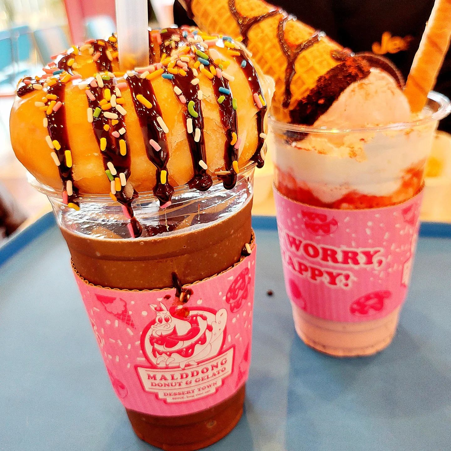 알록달록하고 색감이 귀여운 카페 
말똥 도넛🍩  음료에 도넛이 올라가 있고 아이스크림도 올라가 있답니다😆

다른 대형카페는 기본 아이스아메리카노가 기본 7천원정도 되는데요!
요기 말똥도넛은 그렇지 않고 적당한 가격대였어요! 아아가 4천원대였던것 같아요:)

말똥도넛카페은 망똥도넛이 제일 유명한데 금방 소진됩니다.. 사람이 정말 많았어요! 그래서 저도 못 먹었답니다..😭 다음에도 꼭 먹어보려고해요!

#먹팔해요 #먹스타맞팔 #먹스타그램 #먹스타 #먹팔맞팔 #먹팔 #먹팔환영 #말똥도넛 #파주카페추천 #파주가볼만한곳 #도넛맛집 #사람많음주의 #금방소진
