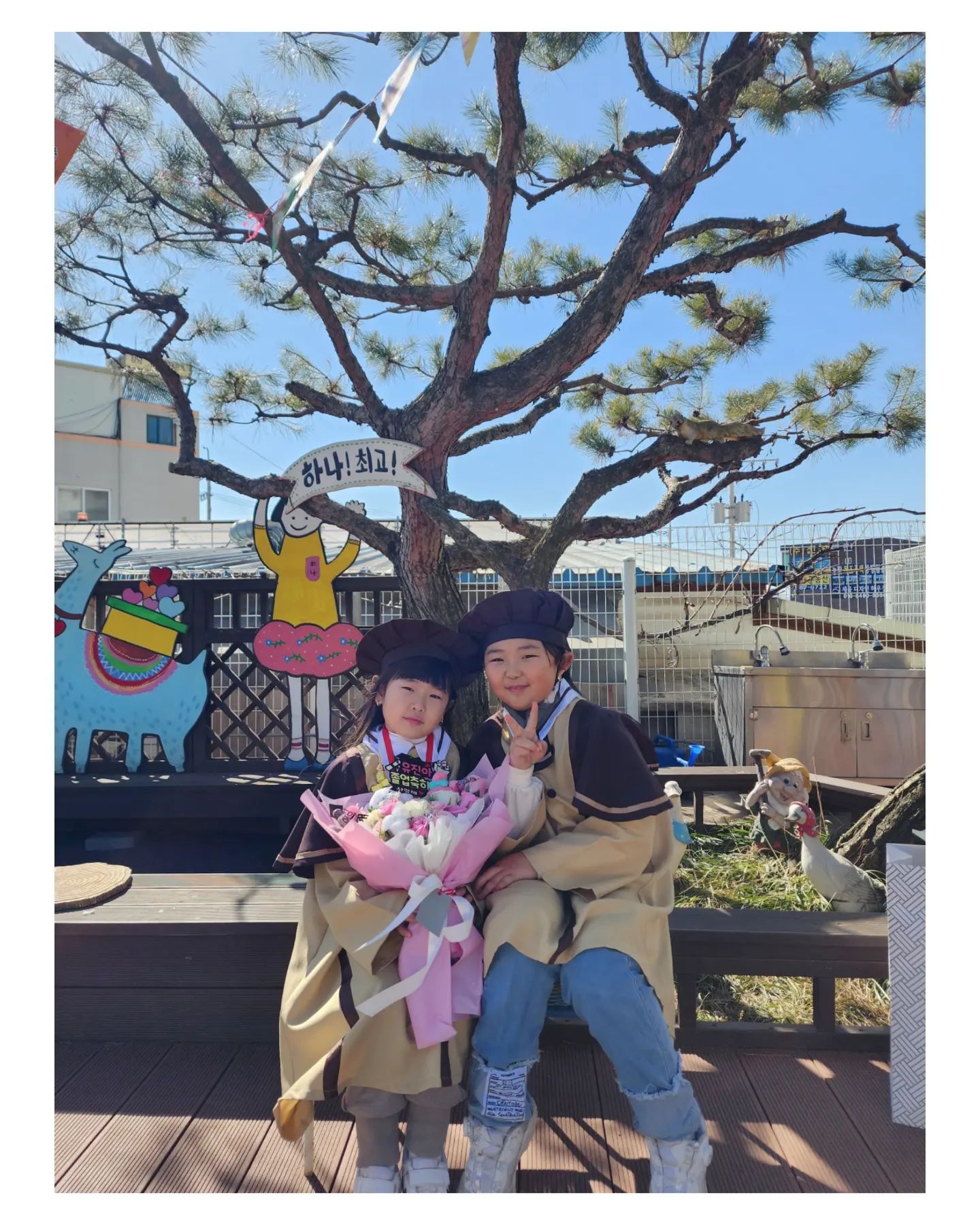 같은 어린이집 졸업생 유림이❤️
언니와 같은 어린이집 선후배사이🙂
쌤께서 유림이도 입혀주셔서 함께 찍었다ㅎ
우리딸들 항상 응원해💜

우리 딸둘과 장꾸 막둥이😁
막둥이도 얼집3년 더 열심히 다녀보자!!
우리 예쁘고 멋진 사랑스런 삼남매🫶
항상 응원해 ㅎㅎ 화이팅‼️

#어린이집졸업식 #졸업🎓 #자매샷 #삼남매샷
#하나어린이집 #언니와선후배사이
#함께사진찍기 #이제초딩둘맘 #막둥이도화이팅
#사랑스런유자매❤️ #사랑스런유루삼남매❤️
#11살8살5살 #항상응원해 #초딩언니들
#삼남매맘 #다둥이맘 #김포맘 #일상 #행복
#yurim_yujin_ruha🍀