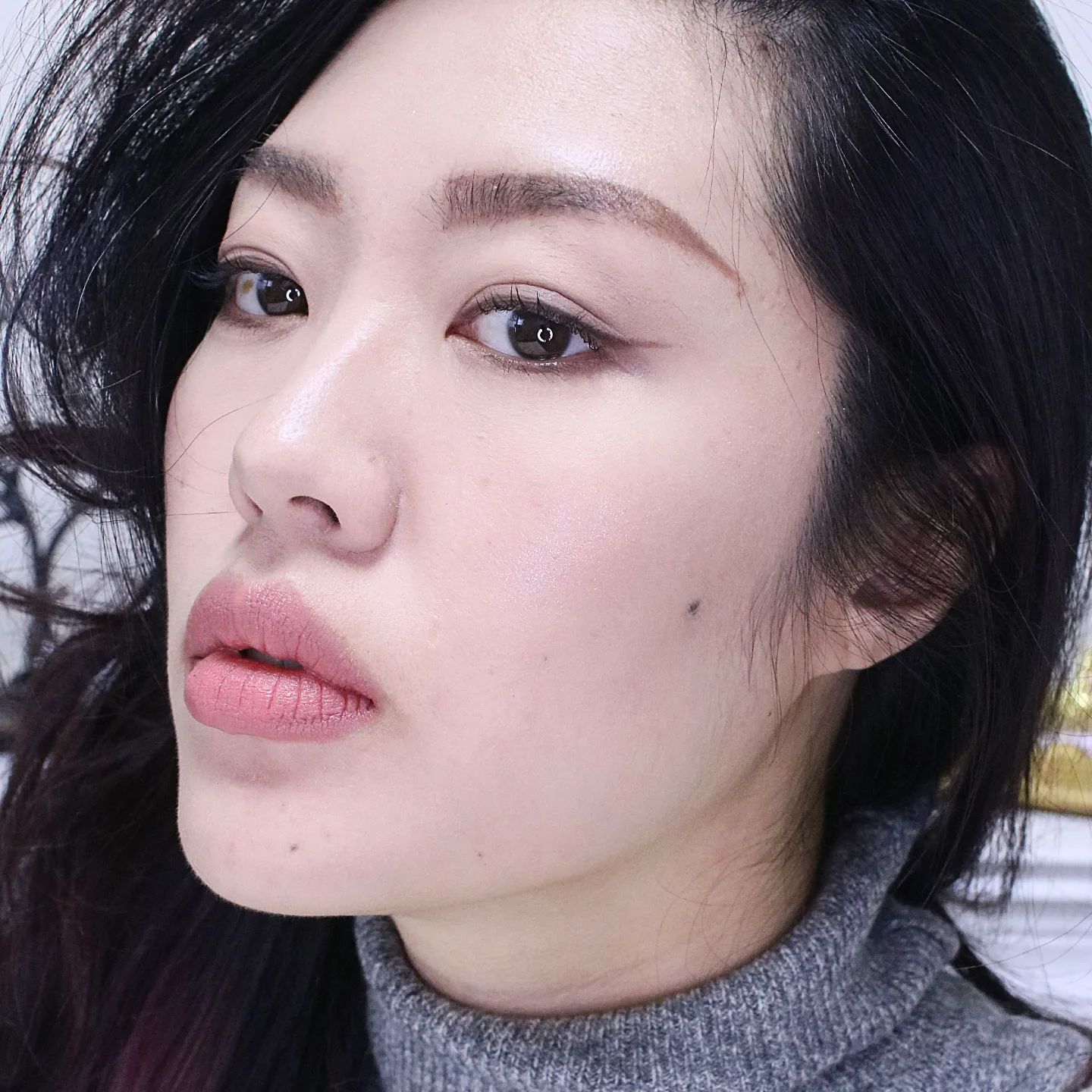 #바비브라운 #헤더 N회차구매
-
옛날 옛적 메이크업을 제대로 시작하던 시절부터 없어서는 안되었던 #싱글아이섀도우 #겨울쿨톤 핵추천컬러랍니다.
-
약간의 가루날림은 애교로
고렴이 저렴이 합쳐도 이런색 없어요
토프컬러에 보랏빛 한방울
용량대비 가격은 비싼편 아님
-
브러쉬에 적당량을 묻혀둔 후 한번 툭. 쳐서 잔여가루를 털어낸 후 눈에 올리는게 꿀팁이에요. 바비브라운 헤더로만 #아이메이크업 해 봤는데, 분위기 짱이죠? #음영메이크업 에 완벽한 섀도우로 임명합니다.
-
#뷰스타제이미 #EnchantedChest #makeup #eyeshadow #아이섀도우