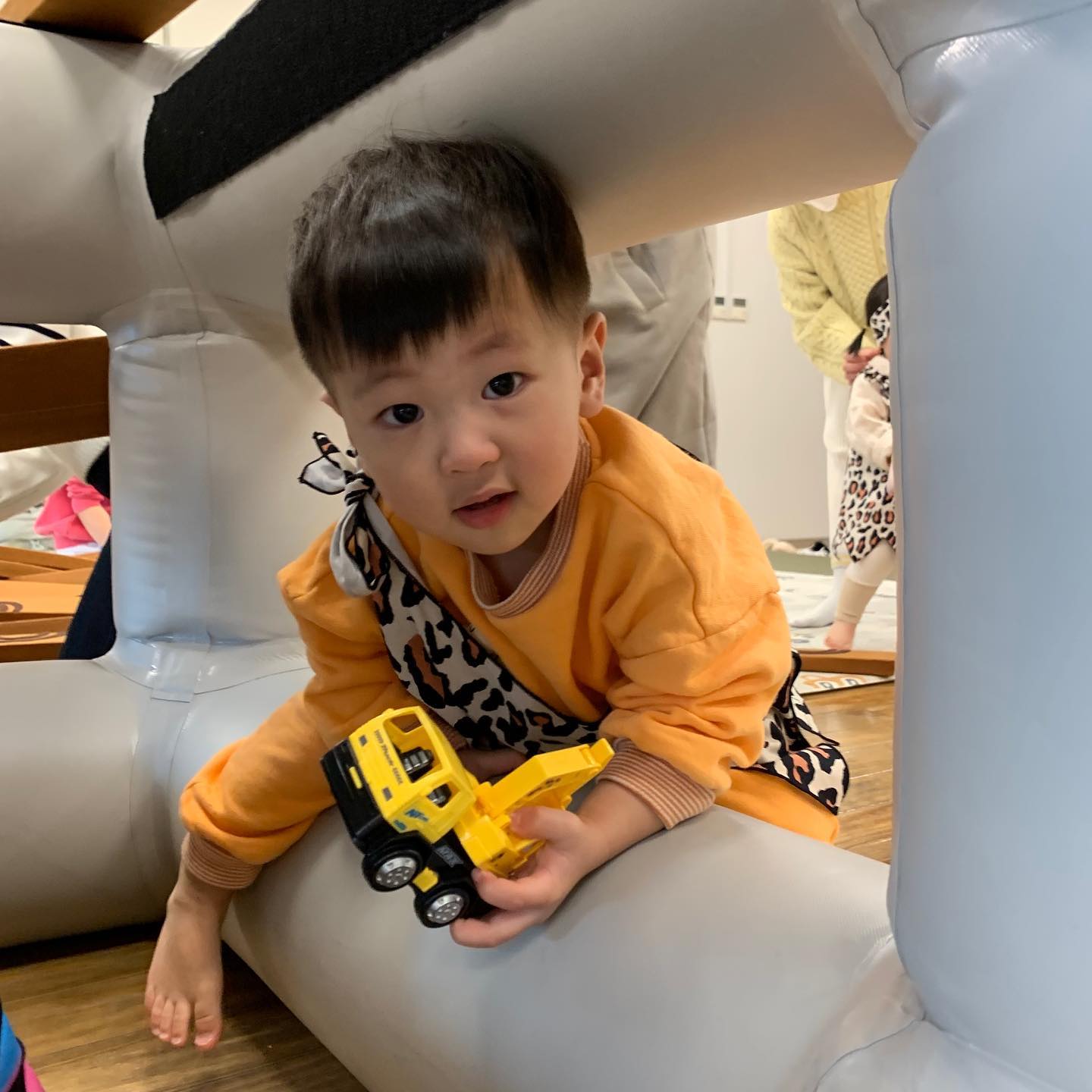 D+567

겨울은 트니트니로 버틴 엄마
첫 수업때는 돌아다니기만 해서
걱정했는데 이제 쌤도 따라다니고
줄도 서서 기다릴줄 알고
담주 마지막수업땐 쌤이랑 하이파이브도 성공해보자🙏

정신없는 엄마라 수업때 사진도 못찍지만 
같이 수업듣는 엄마들 덕분에 매번 사진도 건짐😆
3월부터는 주말에 아빠랑 가는걸루!

#트니트니 #평촌롯데문화센터 #문화센터수업 #트니트니튼튼이샘 #튼튼이쌤 #트니트니후기 #18개월아기 #문센수업 #육아기록 #소띠아기 #배재유니❤️ #배재유니