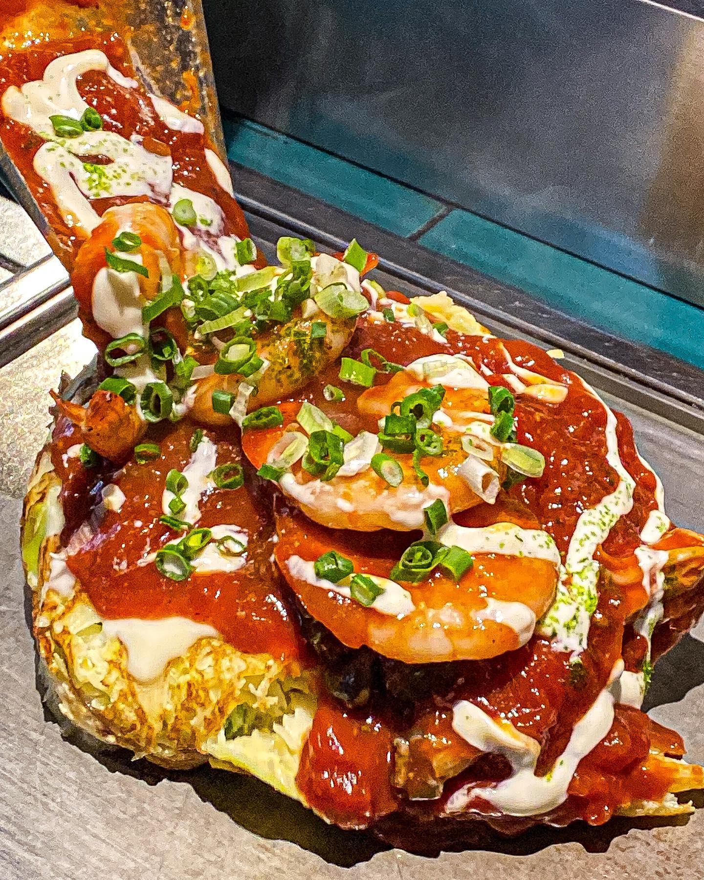#협찬 #우와 

우와

🍀100% 마 반죽으로 만든 글루텐프리 오꼬노미야끼 맛집이에요🍀

🍅토마토 새우 오꼬노미야끼🦐
토마토 소스에 새우 토핑 올려서 제일 베스트 조합으로 주문했어요!
토마토 파스타를 먹는 느낌도 나고,
마 반죽이라 먹을 때 부담 없이 가볍게 먹을 수 있었어요🤍
핫소스 뿌려먹으면 대박 조합이에요!!♨️

🥓돼지고기 클래식 야끼소바🍝
야끼소바엔 돼지고기 토핑이 베스트에요!
반숙 노른자 톡 터뜨려서 비벼 먹으면 촉촉하고 부드러워요🥹
마요네즈 뿌려먹으면 고소한 맛이 더해져서 더 맛있어요!
생면을 사용해서 식감도 좋고 소스가 잘 베어서 맛있어요👍

+하이볼까지 같이 먹으면 일본까지 갈 필요가 없어요🤍🤍
우와 연남점으로 가면 비교적 웨이팅 적으니까 연남점 추천드릴게용~

#홍대맛집 #연남동맛집 #연남파크맛집 #연남동데이트 #연남동이자카야 #연남동오꼬노미야끼 #야끼소바 #야끼소바맛집 #오꼬노미야끼 #오꼬노미야끼맛집 #연남동핫플 #연남동맛집추천 #연남동데이트맛집 #연남동데이트추천 #홍대데이트