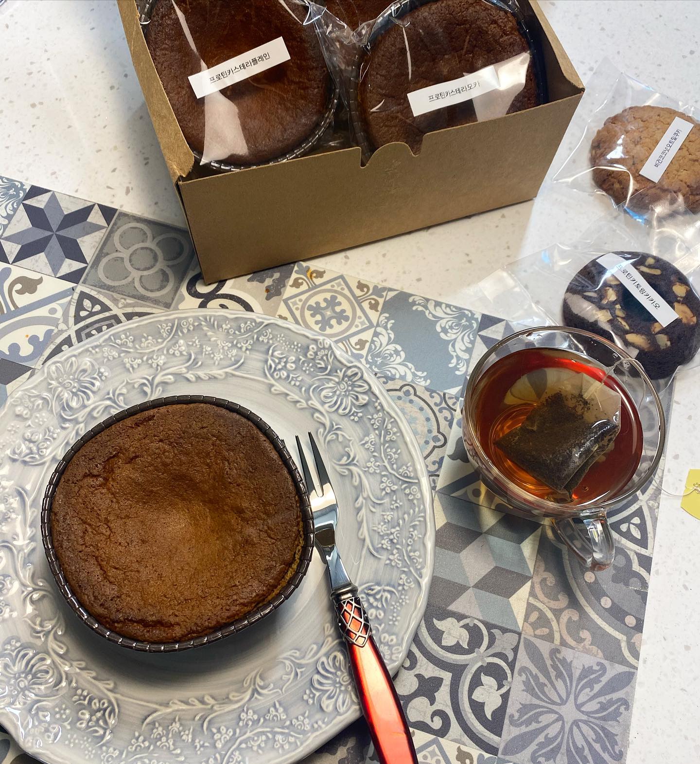 밀가루와 설탕 없이 
빵을 만들 수 있을까?

밀가루와 설탕 없이 만든 빵이
맛이 있을까? 

특별한 선물로 받은 
비건 프로틴빵 #릴리브드 

수술하고 관리 해보려고
집에서 글루텐프리빵을 몇번 굽다가
귀찮고 맛없어서 포기했던터라 
(아직도 냉장고에 아몬드가루 한포대…)
큰 기대없이 포장을 뜯었는데

예상과는 너무 다르게 
부드럽고 촉촉하고…
솔직히 다 필요없고 맛있다😆
내가 만든 빵은 뭐였나 싶네
역시 쉐프님이 만든건 다르구나!!

밀가루 대신 아몬드가루로 
설탕 대신 혈당 수치를 올리지 않는 
에리스리톨로 만든 Real건강빵

✔️혈당 관리가 필요한 사람
✔️밀가루만 먹으면 더부룩하고
소화가 잘 되지 않거나 배가 아픈 사람
✔️운동과 식단 중인 사람
✔️단백질이 꼭 필요한 부모님께

선물하면 너무 좋을 #프로틴빵 
포장까지 너무 꼼꼼💝💝
relieved_bakery 

#감사합니다
#건강빵 
#선물그램🎁