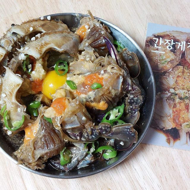 찐 on Instagram: "#광고 #인생전복장

밥맛이 아무리 멀리 도망가도
순식간에 잡아올 수 있는 메뉴 #간장게장 🦀
심지어 24년 경력의 셰프님이 만드신 수제간장게장이라면 더욱 더 👍👍

진도에서 직접 공수해 온 싱싱하고 알이 꽈악 차 있는 암꽃게에 천연재료를 오래 끓여 만든 비법소스로 깔끔한 채수와 꽃게 맛이 더해져 감칠맛이 난리난 간장게장🥰

텁텁하거나 짜지 않은 간장이라 밥에 간장만 비벼도 너~무 맛있는데
게딱지에 참기름, 버터를 넣어 밥을 비벼먹으면 완전 극락임😍🤣🤣
당일 신선배송이라 배송받고 이틀 후에 먹었더니 
꽉찬 살에도 간장양념이 잘 배어 훨씬 맛있었음
삼삼한 맛을 좋아하시는 분들은 바로 고고씽🏃‍♀️

무방부제, 무색소, 무조미료라 온가족이 안심하고 먹을 수 있는 건강한 간장게장💕

스토어에서 할인행사중!
https://smartstore.naver.com/coolkdm/products/6973090044
.
.
#알배기간장게장 #간장게장 #꽃게장 #게장 #게장맛집 #진도암꽃게 #수제간장게장 #게장비빔밥 #먹팔맞팔환영 #먹스타맞팔 #먹스타그램"