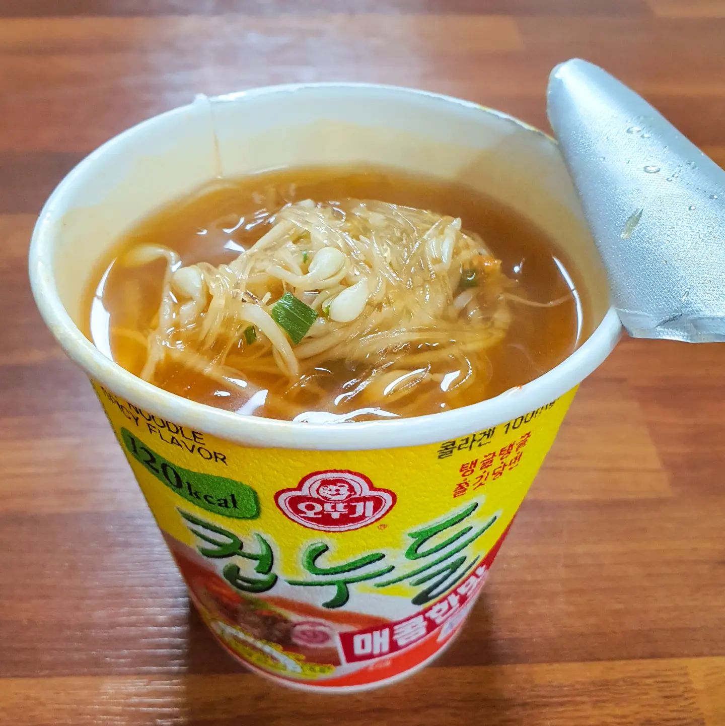 매콤컵누들(#두잇테이블)
저녁은 컵누들과 콩나물의 콜라보 오랜만에 매콤하니 맛있네요😀
일상없는 3개월 보내고 다시일상으로 돌아오니 넘 좋아요😍 교육 마치고 커피숍 갔다가 먹기만 한건아니구요 근처에 벽화마을이 있어서 1시간 정도 걸었어요.🚶‍♀️
하루종일 교육이라 입이 심심한데 간식으로 군밤사먹었어요. 저녁먹고 공복유지 아자아자 화이팅!!

#컵누들 #다이어트 #다이어트레시피 #다이어트요리 #만보걷기