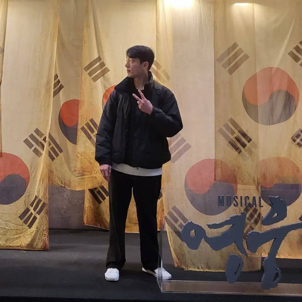 누가 죄인인가~~~~
언제쯤 사진 잘 찍어줄래🤗
양준모 배우님 lg아트센터
마지막 공연.
뮤지컬의 꽃은 역시 앙상블 배우님들🫶
.
#영웅 #뮤지컬영웅 #뮤지컬 #양준모배우님 #앙상블 #lg아트센터 #🎭