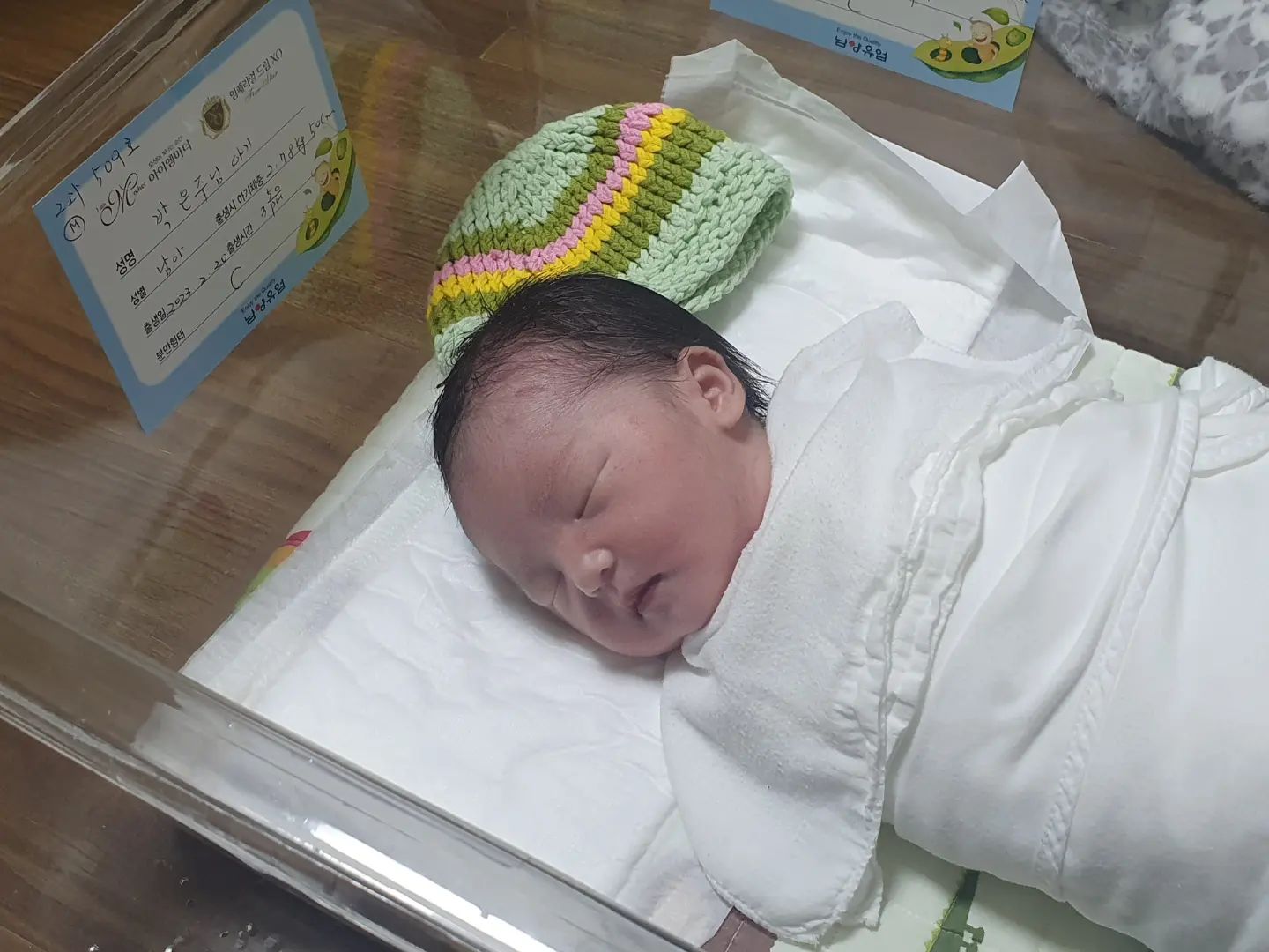 ❤2023.02.20♥

37주 6일 15시 50분 2.78kg •̀ᴗ•̀
오복아 만나서 반가워 👋🏻

5주 넘게 병원에서 열심히 누워서
널 그래도 건강히 잘 지켜냈단다❤
앞으로 우리 네 식구 잘 지내보자☺

우리 아가 이든이는 ㅠㅠ 동생 태어난 날
병원에 입원을 해버렸네.. 진짜 속상..
이든아(˃̵͈᷄⌓˂̵͈᷅) 집에 돌아가서 엄마가
더 많이 안아주고 더 맛있는 거 많이
만들어줄게 우리 다 같이 건강하자