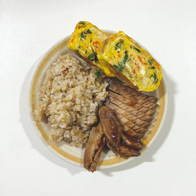 비비 𝐁𝐞𝐞𝐛𝐞𝐞 on Instagram: "#할인구매 @hankki_tongsal #슬라이스닭가슴살 #한끼통살 #한끼통살_레시피이벤트 

그동안 광고들 보고 정말 먹어보고 싶었던 한끼통살 닭가슴살..! 
닭가슴살이 정말 촉촉하고 부드러운 식감이라 먹기 좋았어요ㅠㅠ
슬라이스 되어있어서 먹기도 편하고 잘라 먹지 않아도 돼서 좋더라구요 
냉동상태로 전자레인지에 돌리고 바로 먹을 수 있어 바쁠 때도 편하고 전자레인지에 냉동상태로 돌려도 촉촉하고 소스가 정말 많아요!!
소스가 진짜 너무 맛있어서 맨 밥과 먹어도 너무 맛있어서 밥과 자주 먹었어요 ㅎㅎ 반찬 걱정 없어서 굿
매일 다른 맛 먹으면서 질리지도 않고 계속 먹을 수 있을 것 같아요😀

#운동하는여자 #운동하는남자 #닭가슴살요리 #식단챌린지 #식단챌린지 #닭가슴살 #뷰티 #다이어트식단 #운동하는여자 #닭가슴살요리 #건강 #자기관리 #닭가슴살 #식단관리 #식단관리 #오운완 #다이어터 #다이어터 #다이어트레시피 #식단관리 #다이어트레시피 #다이어트식단 #오운완 #운동하는남자 #다이어트 #한끼통살  #한끼통살요리대회"