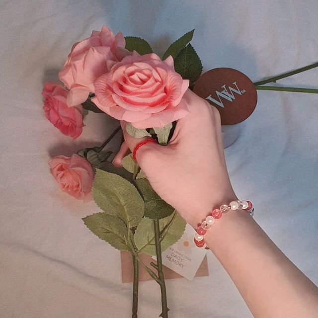 𝒯𝒾𝒹𝒹𝓎 on Instagram: "#gift @__daisymemory__ 에서 복숭아빛 잉카로즈 원석팔찌를 보내주셔서 착용해봤는데 봄이 온 것만 같아요💗🌸 복숭아빛의 잉카로즈 원석과 유리비즈, 진주를 매치