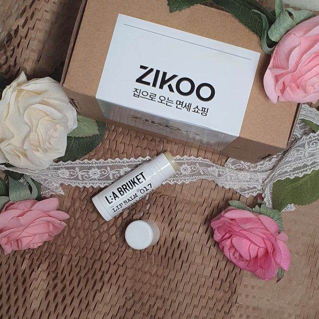 𝒯𝒾𝒹𝒹𝓎 on Instagram: "#협찬 @zikoo_kr @labruket 지쿠에서 건조한 겨울 필수템인 라부르켓 립밤을 보내주셨어요! 워낙 유명한 어플이라 알고 계신 분들도 있으시겠지만 지쿠는 해외명품 뷰