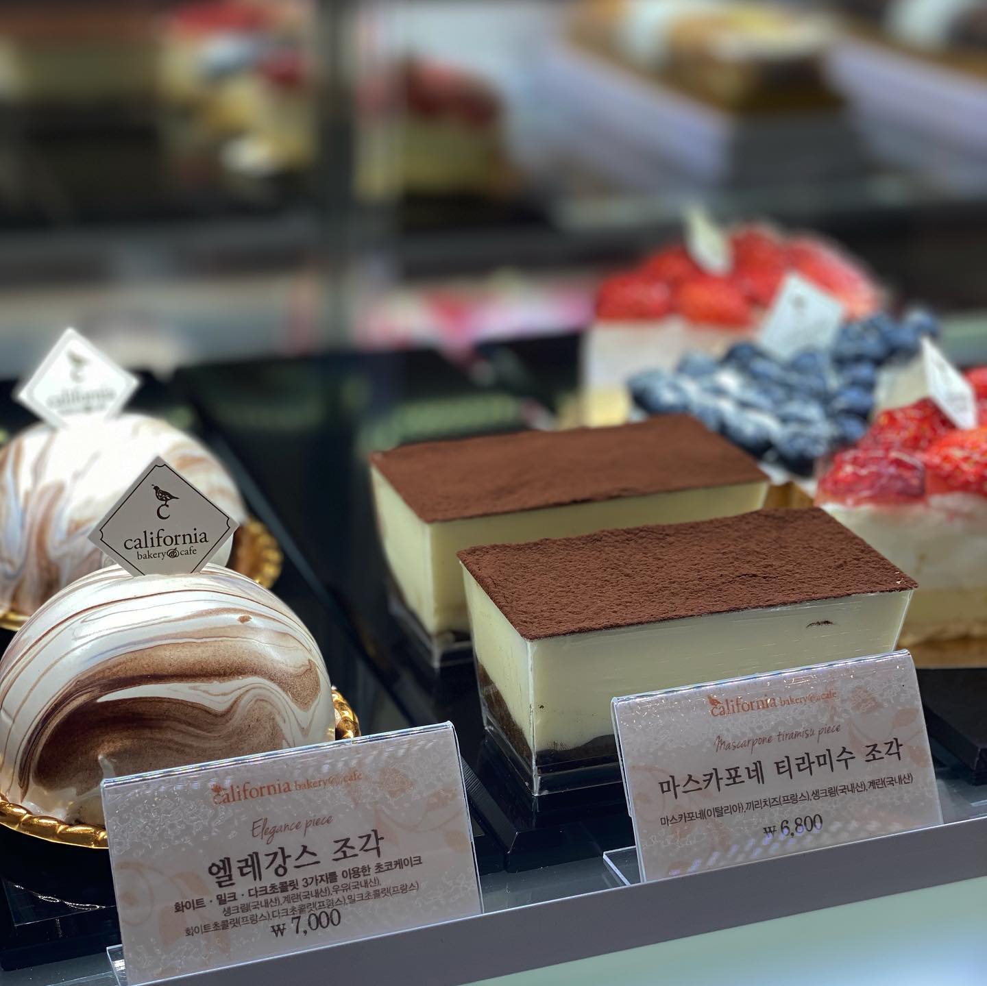 소금빵 맛집
캘리포니아 베이커리

소금빵만 맛있는거 노노노
케이크종류많고 빵들 다 쫀득 맛있듬 카이스트에서 사면 할인도 되고!! 개이득😊🐥😊