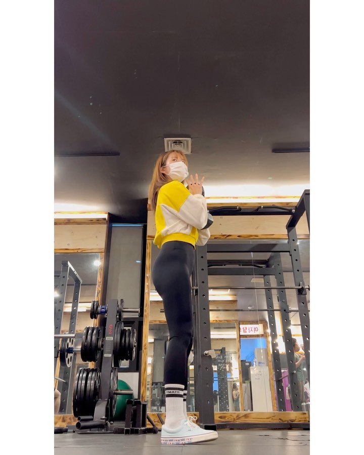 시네리 운동 영상 들고 오랜만✋🏻
이제 업뎃 안해줄거냐는 DM 몇십개 받고... 정신차려서 피드로 돌아옴✌🏻
사실 너무 귀찮았어요🫠🫠
매일 오운완 출석은 스토리로 열심히 인증했죠 ♡ 
아무일도 없고, 바쁘지도 않고, 웅동 잘 하면서 잘먹고 지내고 있답니댜😄
요즘 책에 더 빠져서.. 책은 매일 읽지만 요새 미친듯이 읽고 있어요.
취미가 아니라 죽기살기로 읽는중..
자주 영상 들고 올게요 수요팅이야 다들🍀
.
#고블릿스쿼트 
#와이드스쿼트 
#스플릿스쿼트 
#원레그데드리프트 
#글루트킥 
#아웃타이