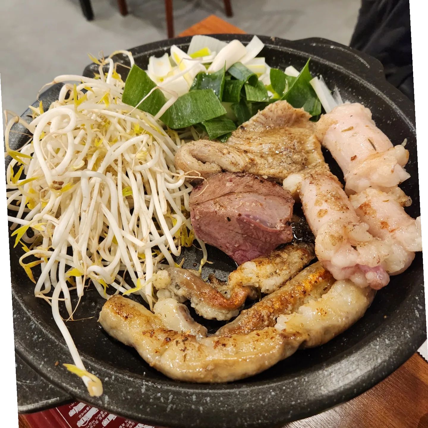 이제 날이 좀 풀리는 것 같아요 ! 넘 좋아유🫶
⠀
좀 많이 추울 때 곱창맛집 찾다가 발견한 #명가양곱창 💕
모둠 구성도 괜찮고, 직접 구워주셔서 더 좋았어요🥰
염통도 맛있고, 대창도 부드럽고, 곱창은 잡내가 없어서 최고
그리고 기본찬으로 무려 선지국도 나오는데 술을 부릅니다,, 캬😆🔥 
이번엔 아쉽게도 두명이라 곱창전골을 못먹었는데 
다음에 가면 무조건 꼭 먹어보려구요,,❣️❣️❣️
⠀
맛있게 잘 먹었습니다🤗〰️〰️〰️🩷
⠀
⠀
#뿌귤_맛집 #내돈내산 #곱창 #용원맛집 #부산신항맛집