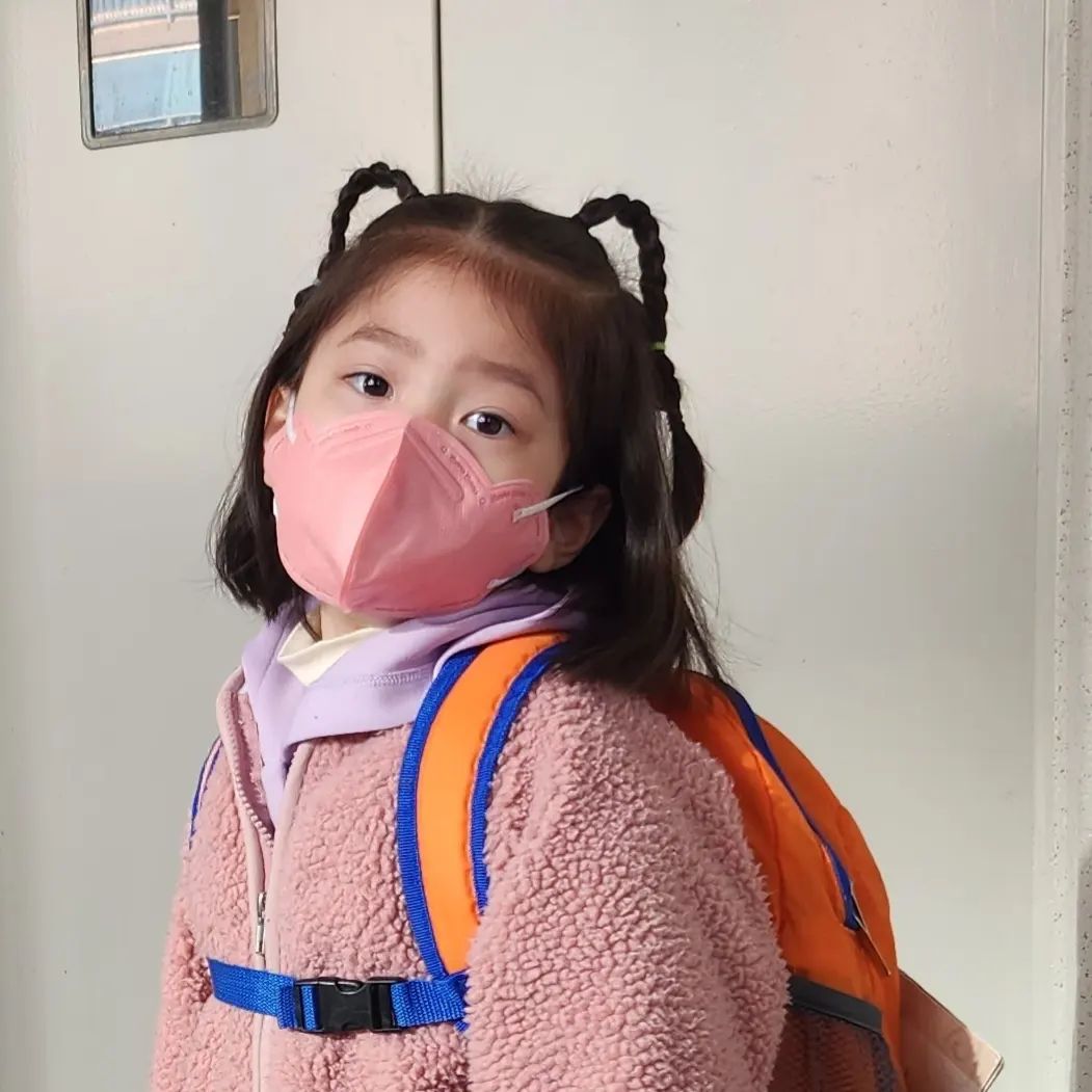➿️ 체험단으로 제품제공 받았지만 솔직후기:) 

소율이의 귀여운 마스크 ! 꼼마꼼마 하트마스크 🩷

52개월 ,6살 된 여자아이에게
초소형 예쁘게 여유있게 맞고 소형은 컸어요 !
일단 택배 받자마자 하트모양 마스크라며 시선끌기 성공!
색깔도 다 예뻐서 하나만 딱 고를수가 없네요....
오늘은 핑크 ,내일은 연보라 , 또 다음날은 코랄..
색상이 더 많아서 골라쓰는 재미도 있구요!
아이들은 더 예민해서 이어밴드가 아프거나 마스크가 좀 까실하면 안쓰려고 하잖아요?
이건 절대!! 그럴 일 없습니다 🤭🤭
너무 부드럽다고 집에서도 쓰고 있겠다는 너란 아이...
그만큼 자극없이 잘 만들어졌다는 이야기겠죠 ?
숨쉬기도 좋아서 하루종일 쓰고있어도 편안해 했어요 ㅎㅎ
더 어린아이들을 위해 더 작은사이즈도 만들어졌으면 좋겠어요 :)

#꼼마꼼마 #꼼마꼼마하트마스크 #하트마스크 #유아마스크 #어린이마스크 #키즈마스크 #마스크추천 #육아템 #❤️